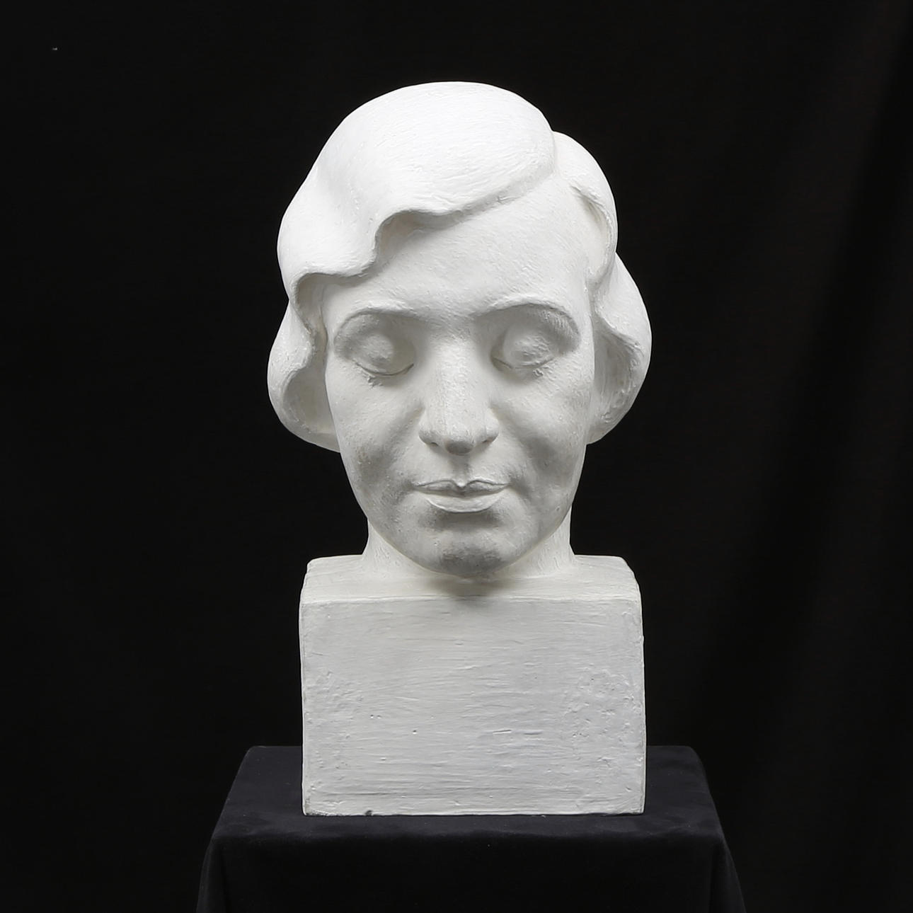 CARIN NILSON(1884-1973). Skulptur, byst, gips, signerad.