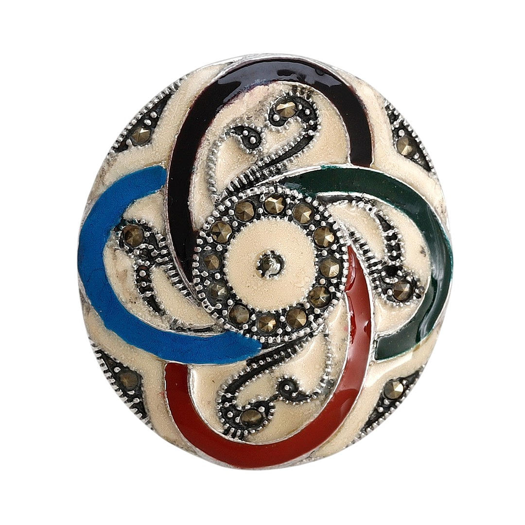 Large button ring in enamel.