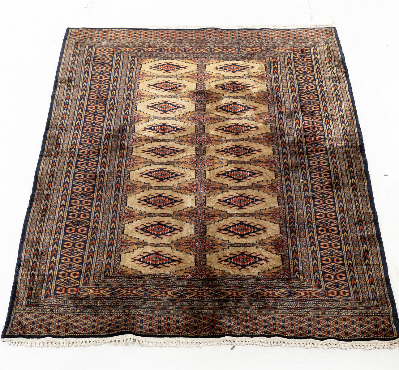 CARPET, Oriental, hand-knotted ca 120 x 183 cm.
