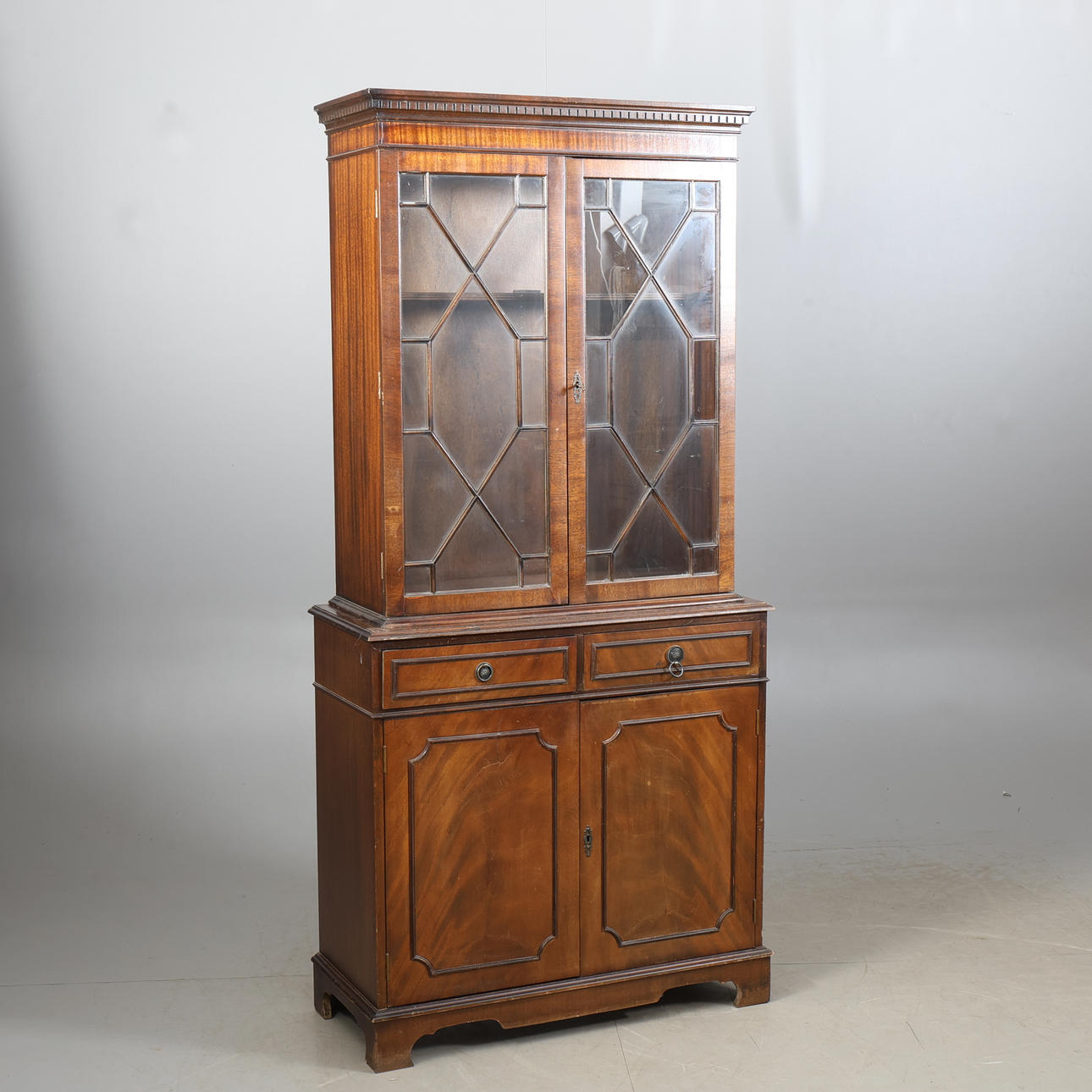 VITRIINI, 2 osaa, englantilainen 1900-luku.