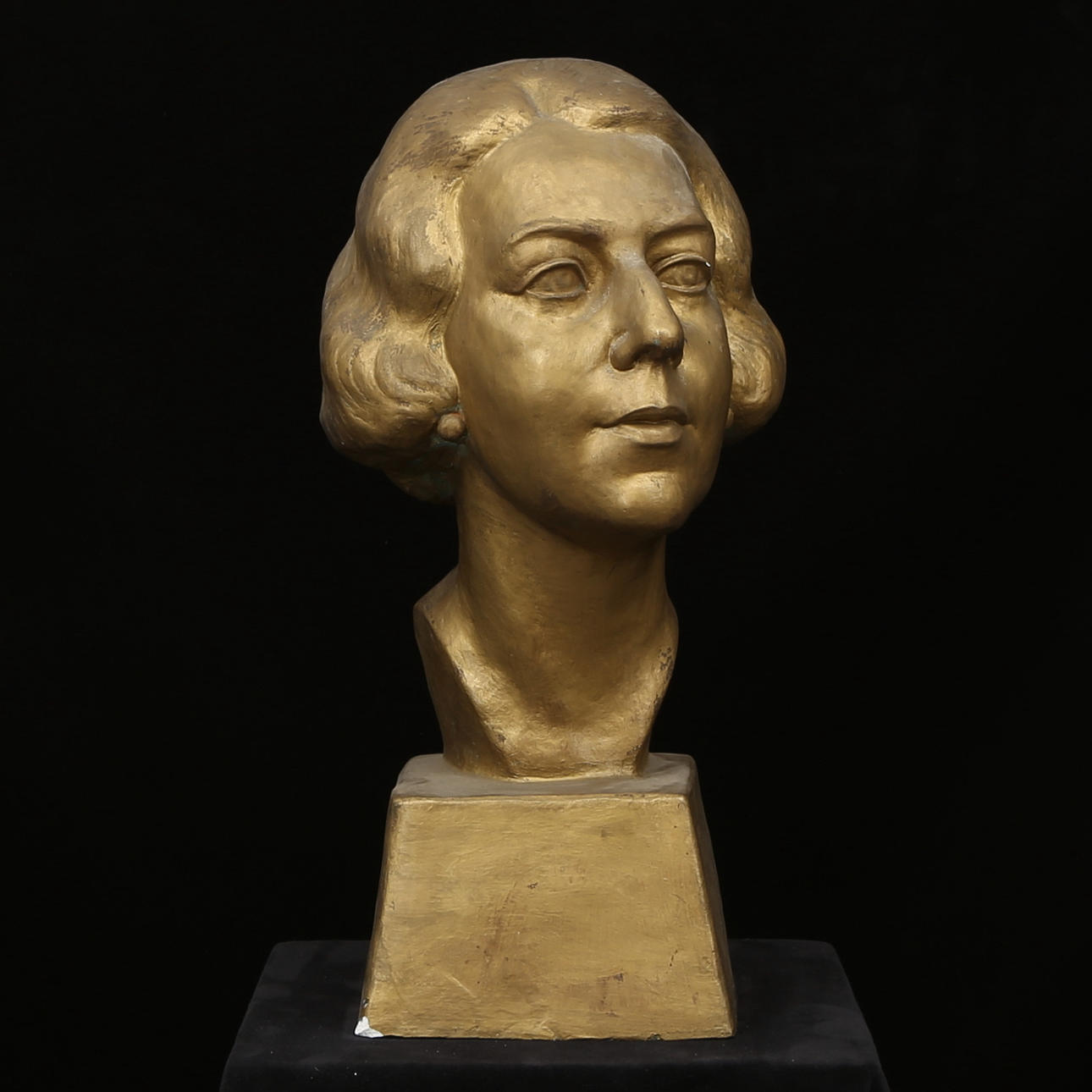 CARIN NILSON(1884-1973). Skulptur, byst, gips, signerad och daterad 1930.