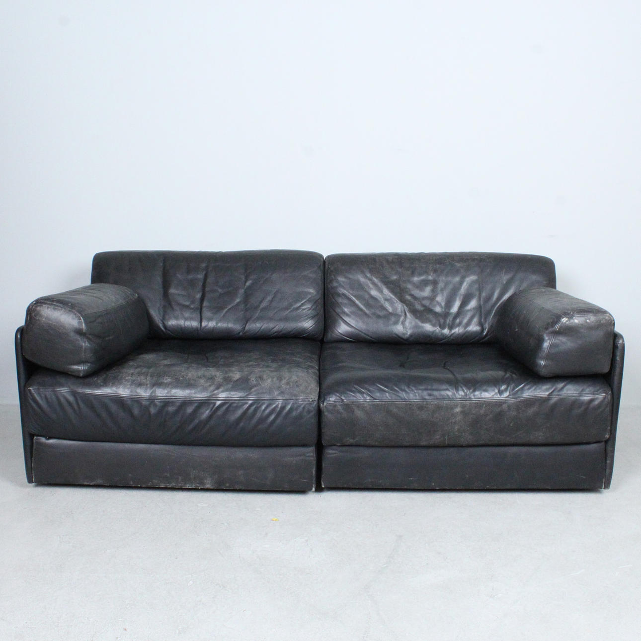 De Sede, zweiteiliges Modulsofa / Schlafcouch, Modell 'DS76', Leder, Schweiz, 1970er Jahre.