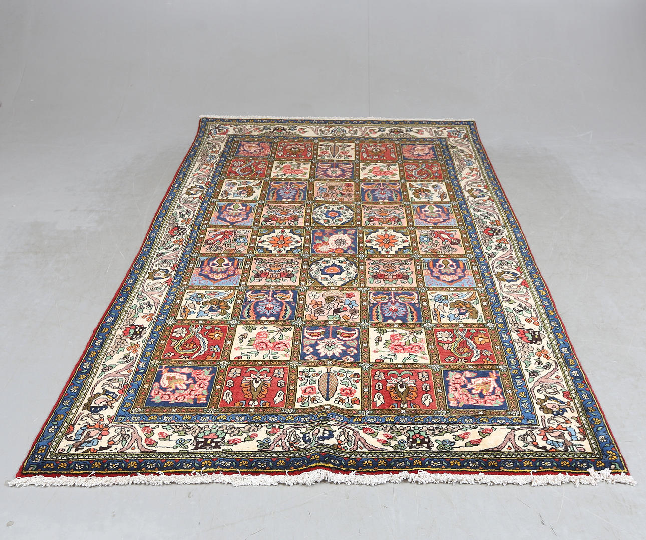 A CARPET, oriental, Baktiar, approx 245x150 cm.
