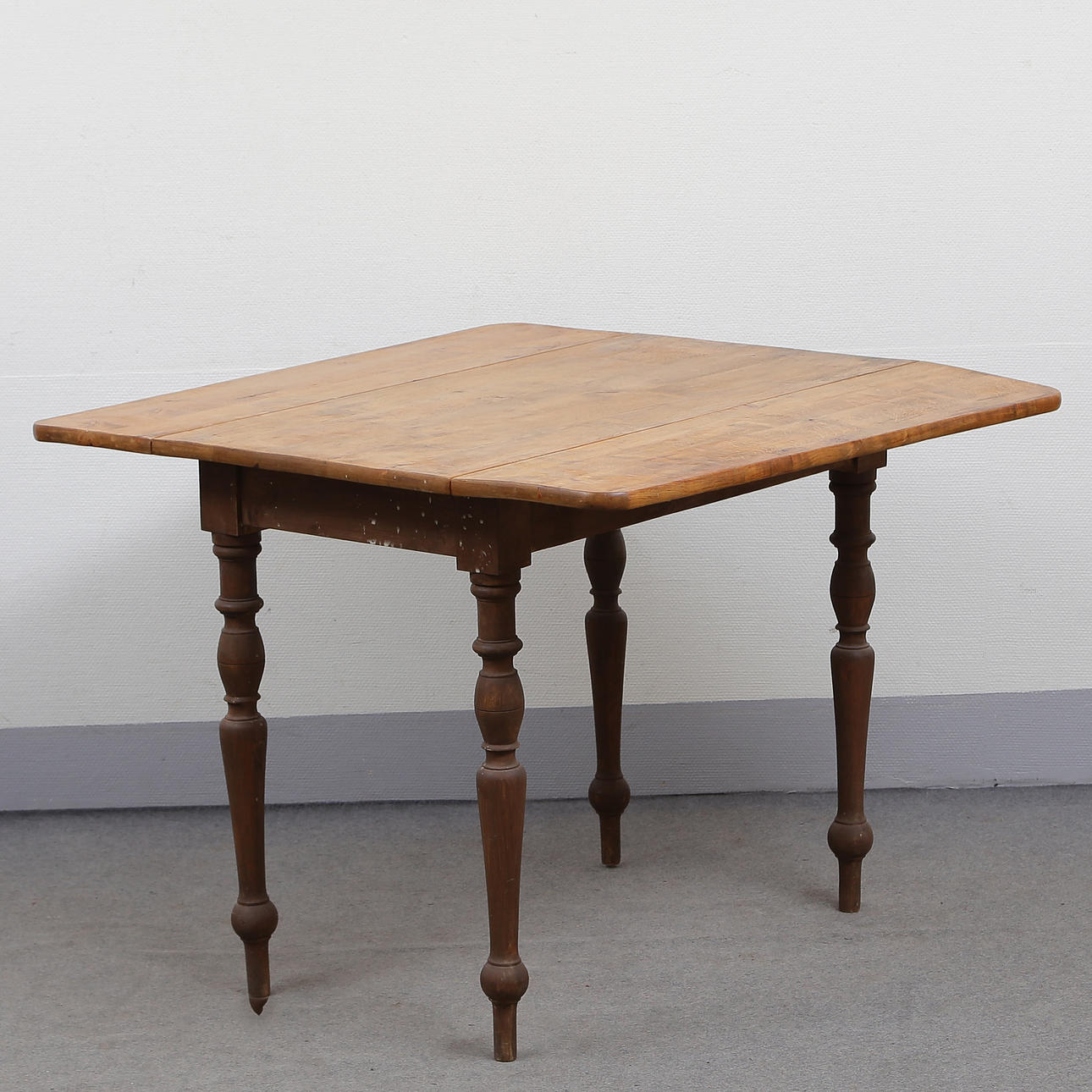 KLAPPTISCH, BIRKENPLATTE, LACKIERTES UNTERGESTELL.