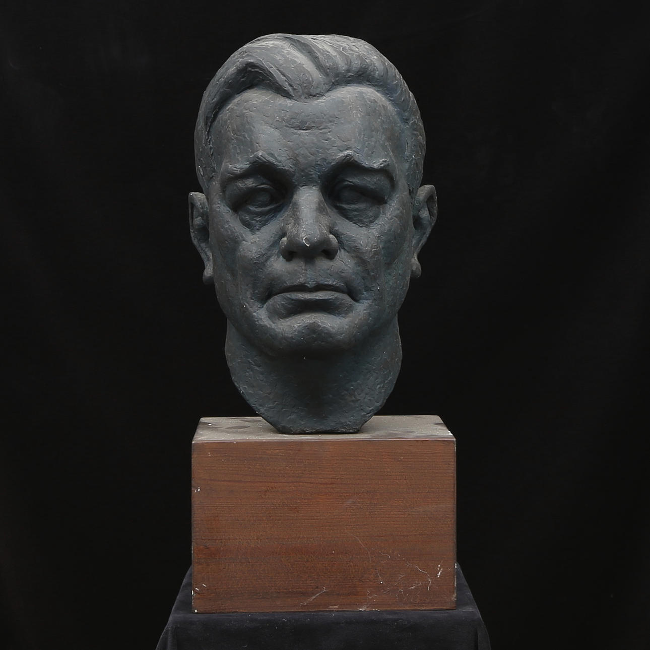 CARIN NILSON(1884-1973). Skulptur på träsockel, byst, gips, signerad och daterad 1938.