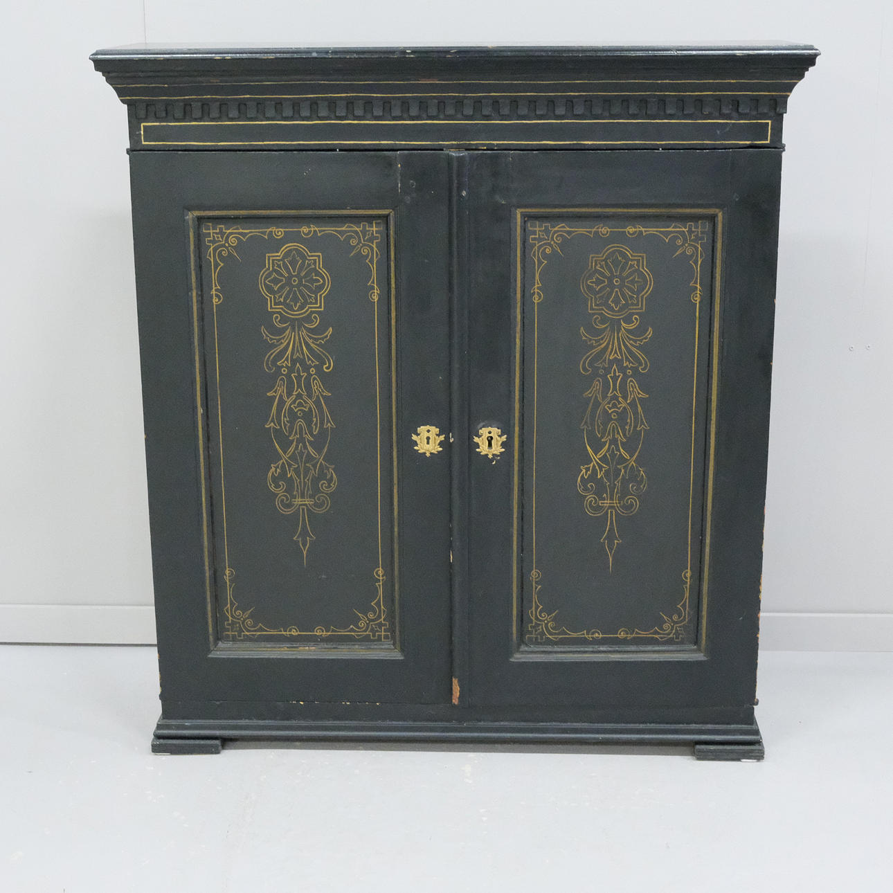 YLÄKAAPPI, MAALATTU MUSTAKSI.