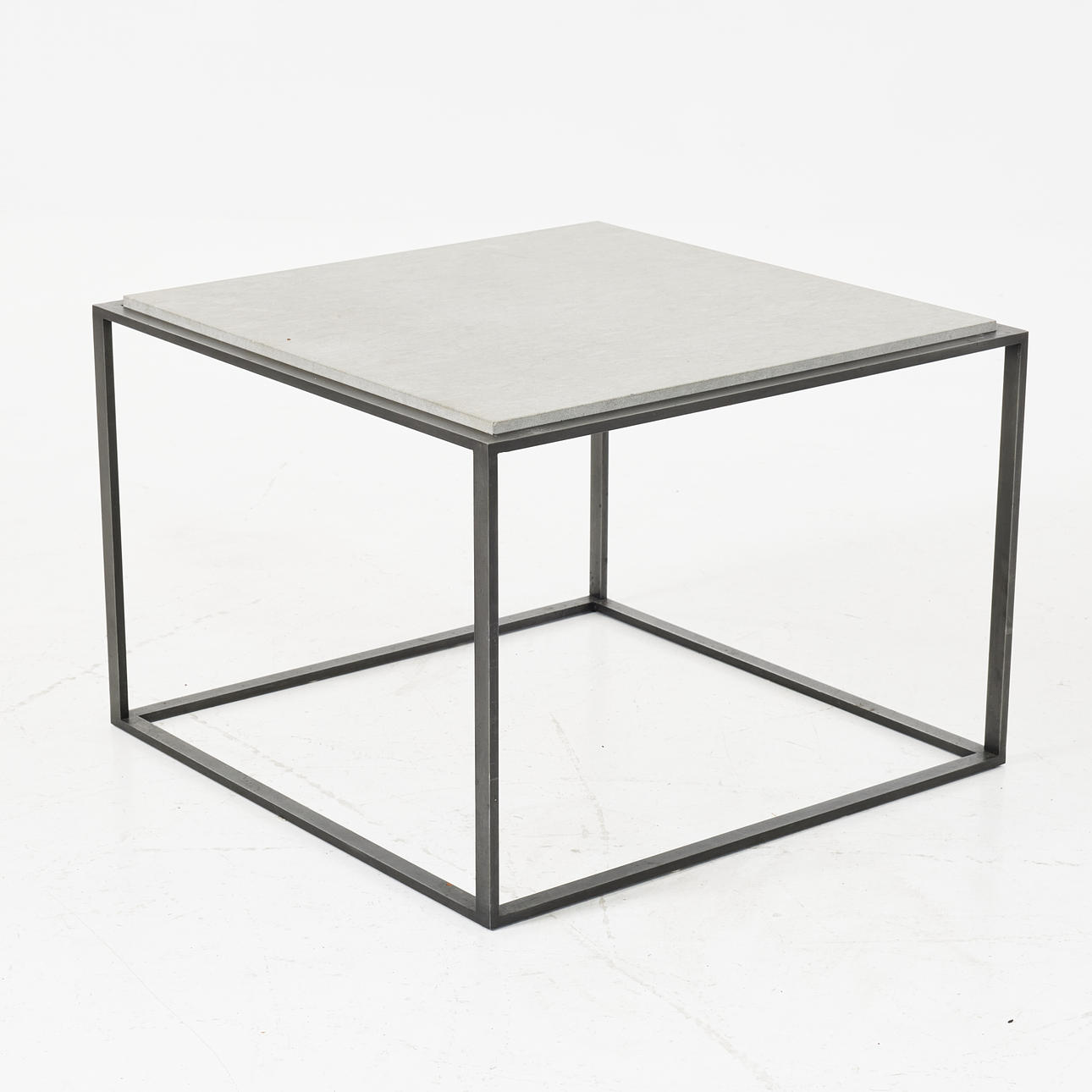 Ein moderner Couchtisch, Eisengestell, Steinplatte.