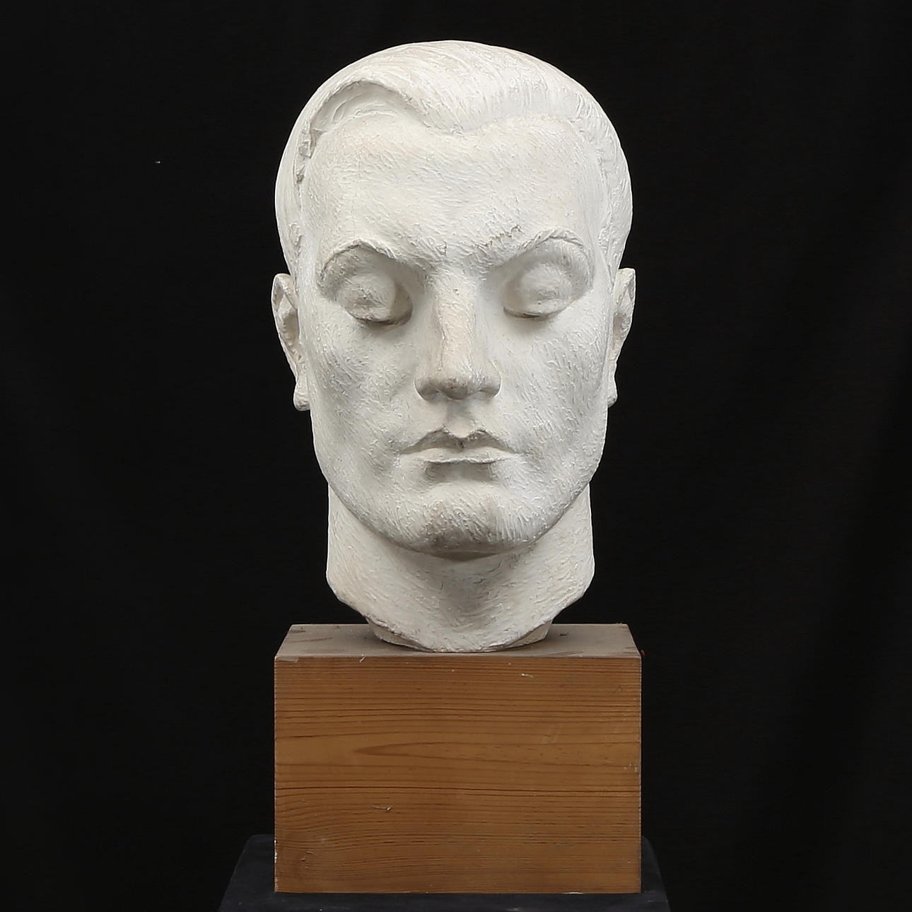 CARIN NILSON(1884-1973). Skulptur på träsockel, byst, gips, signerad.