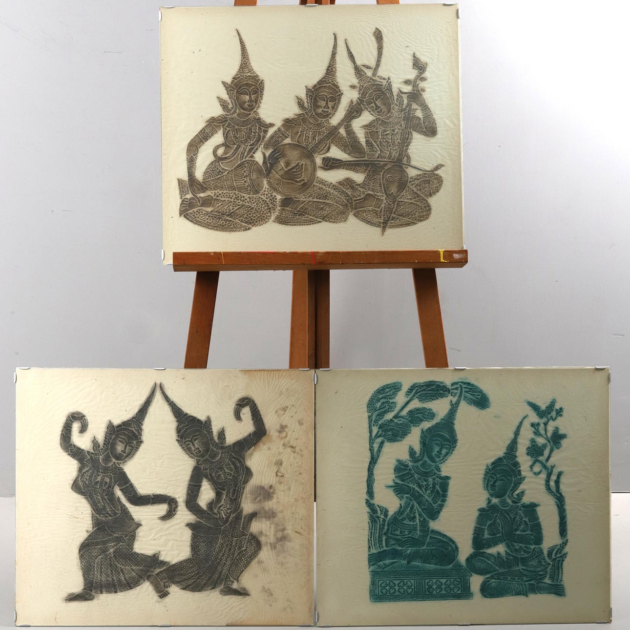 OKÄND KONSTNÄR. KOLME HIILIMAALAUSTA, Thaimaa.