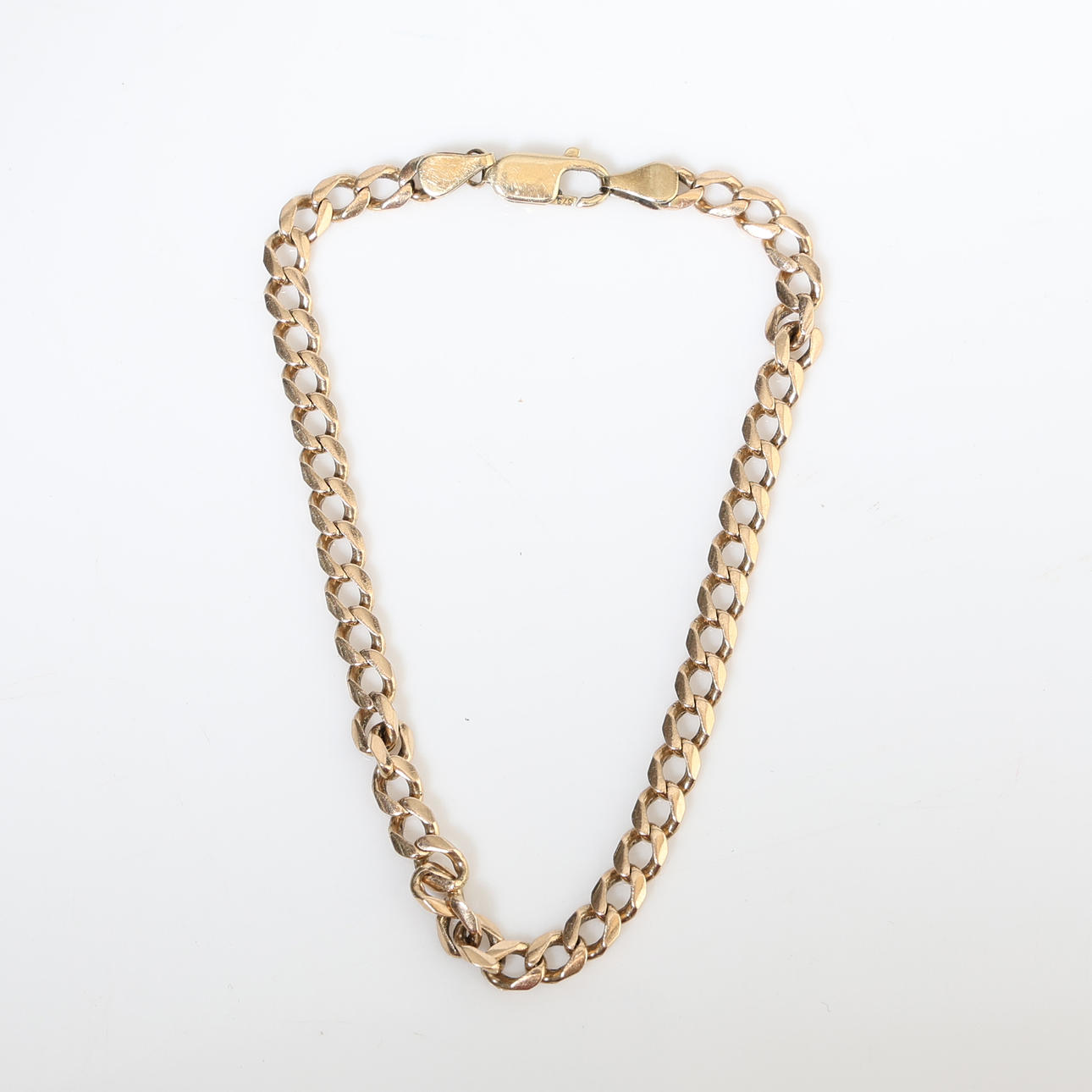 A 9 CARAT GOLD CHAIN LINK BRACELET.