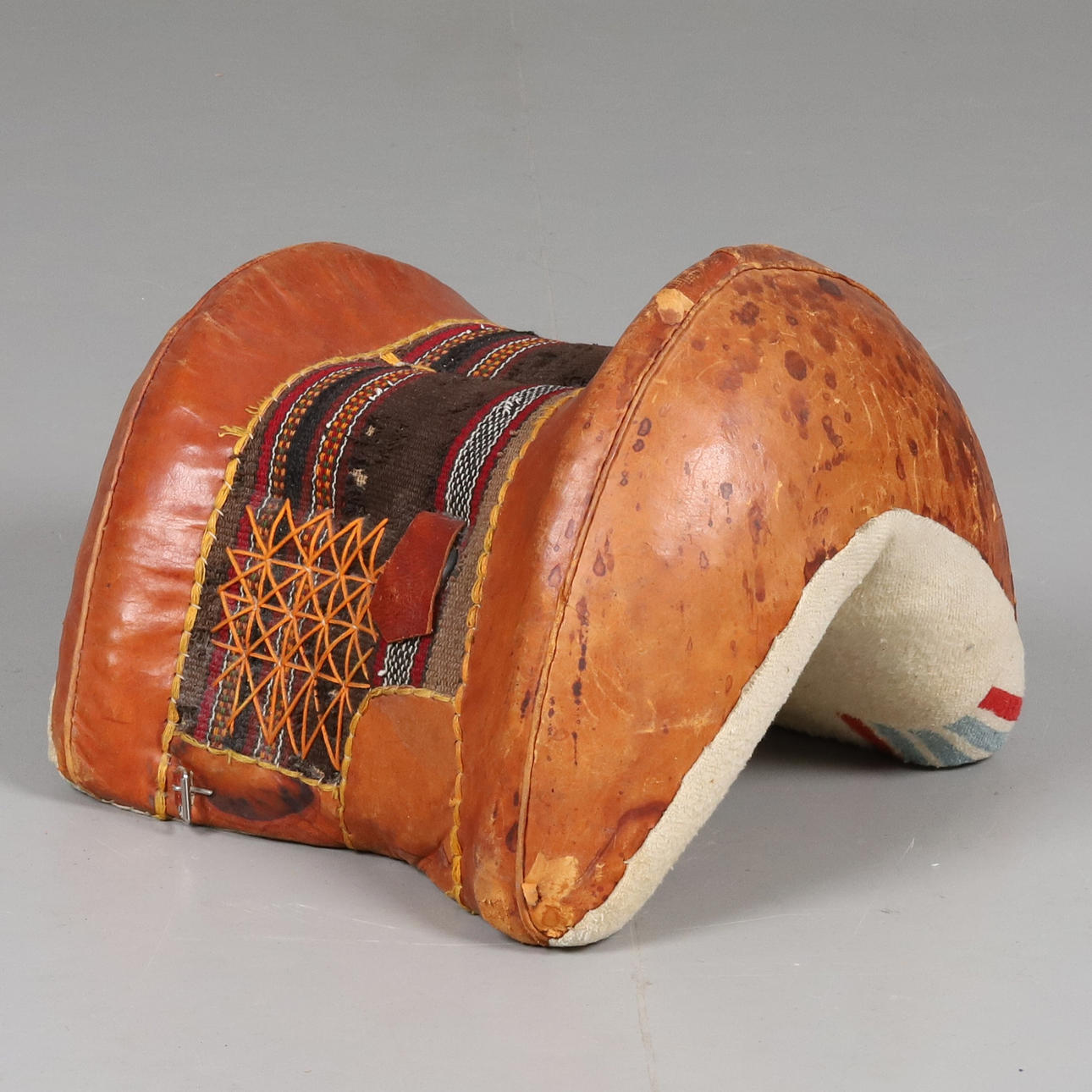 KAMELSATTEL, LEDER, TEXTIL.