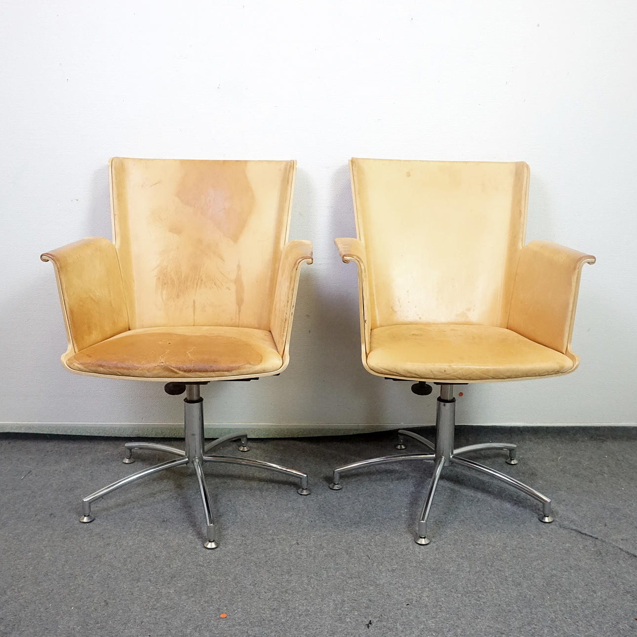 AKE AXELSSON. Ein Paar Sessel „Vinga“, Gärsnäs, 2006.