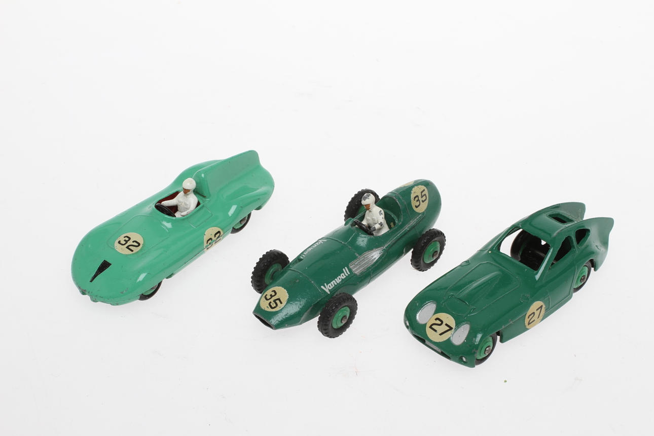 MODELLBILAR tre stycken DINKY TOYS, 239 Vanwall, 236 Connaught och 163 Bristol 450, gröna.