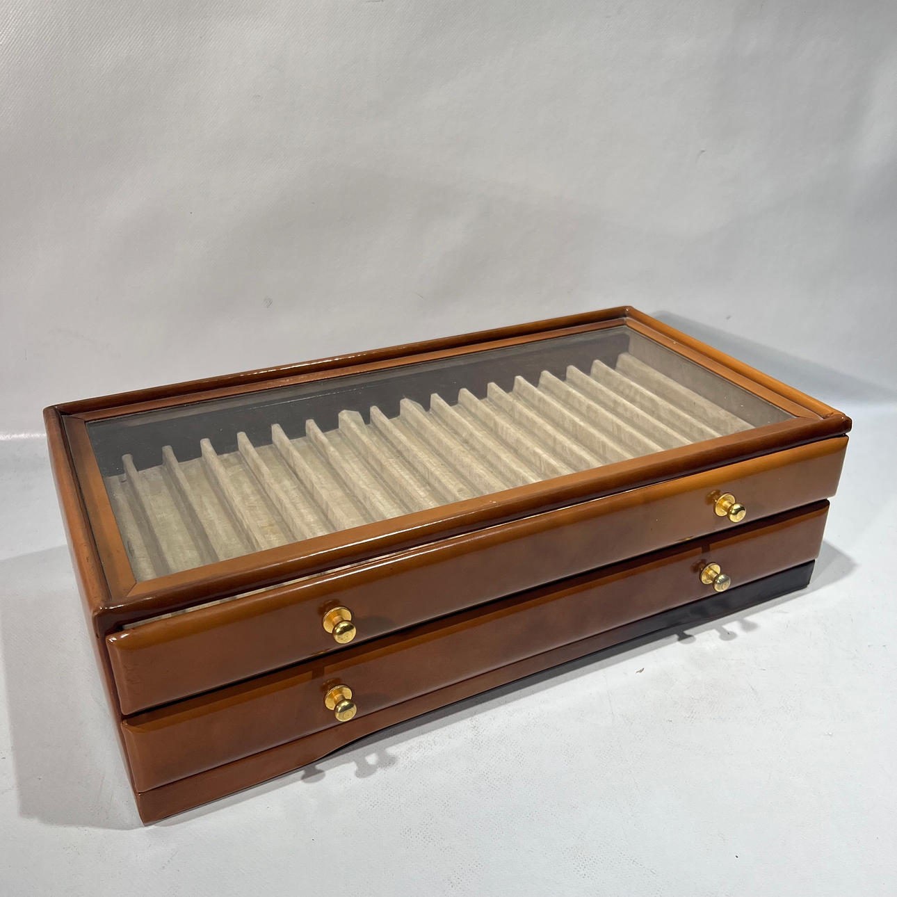 Füllhalter-Schaubox für 34 Füllfederhalter.