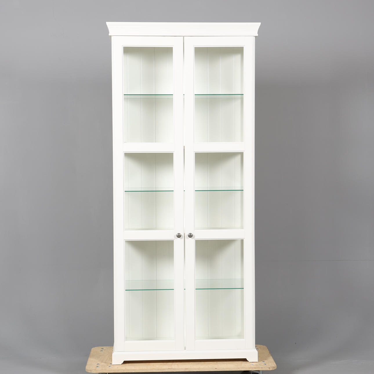 Et moderne vitrineskab.