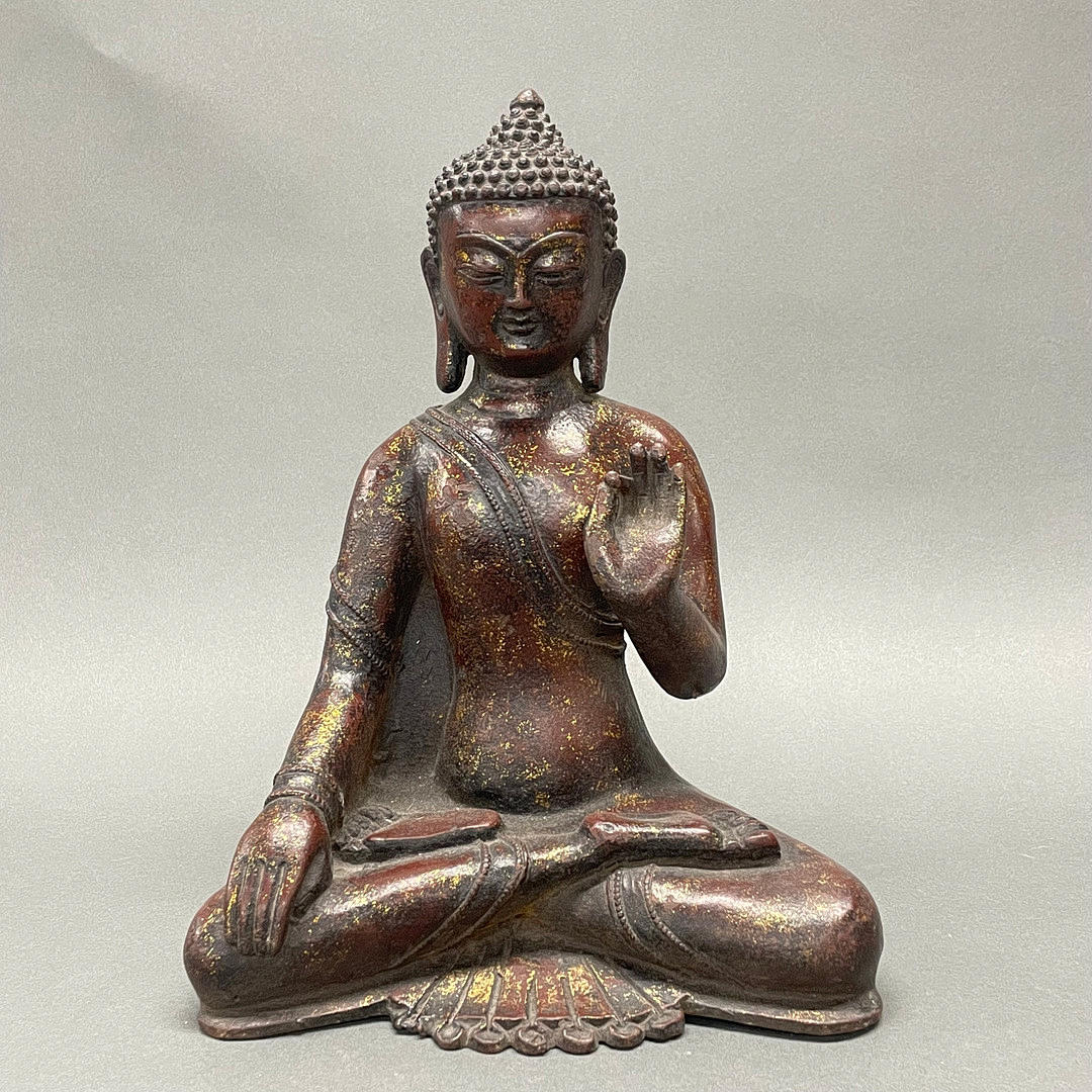 CHINESISCHE GUSSEISENFIGUR EINES SITZENDEN BUDDHAS.