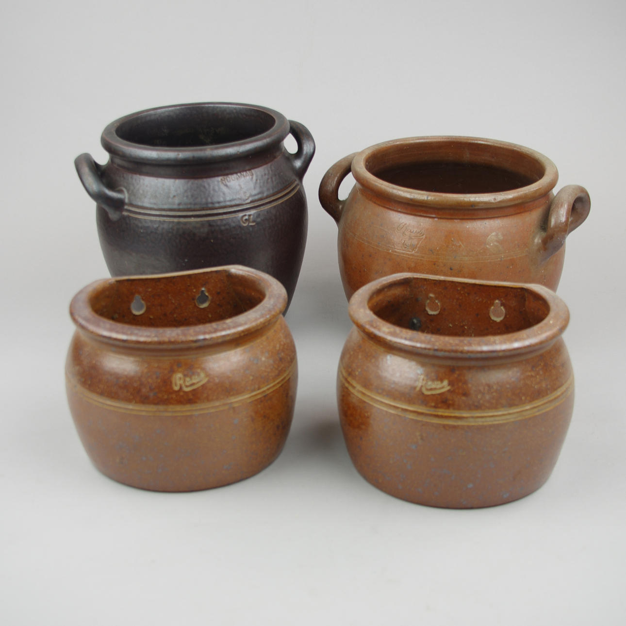 2 KRUS SAMT 2 VÄGGKRUKOR, keramik, Raus samt Höganäs.