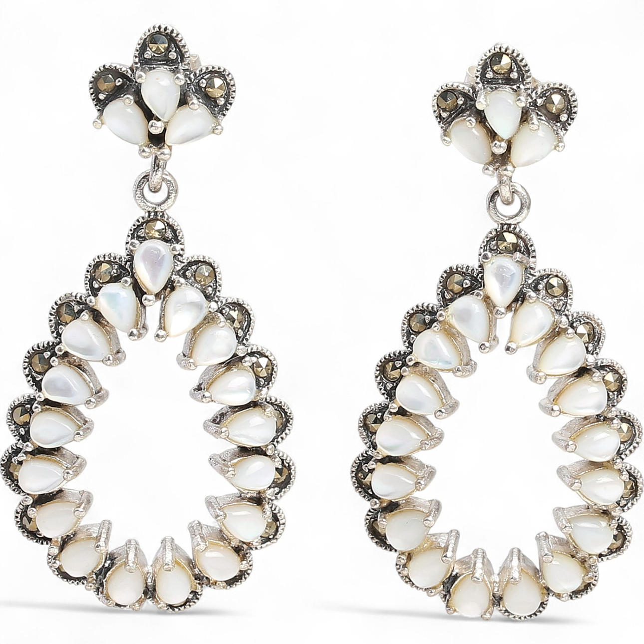 Pendientes largos de pedrería.