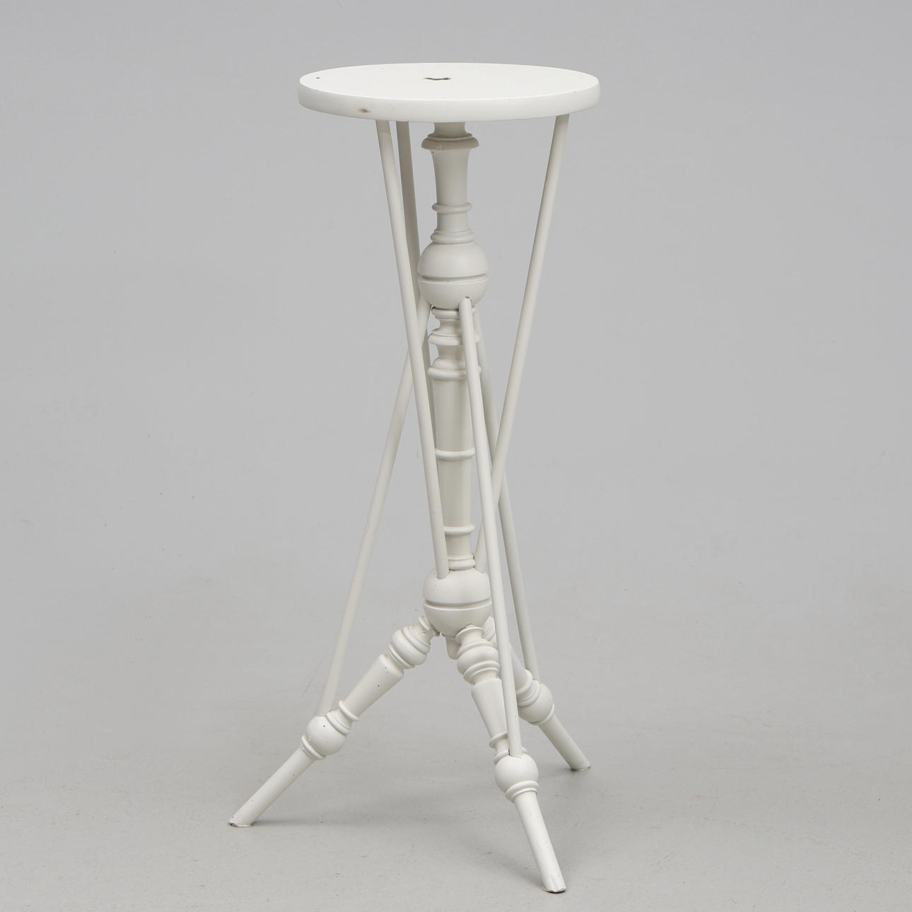 PIEDESTAL. Vitmålad, trä.
