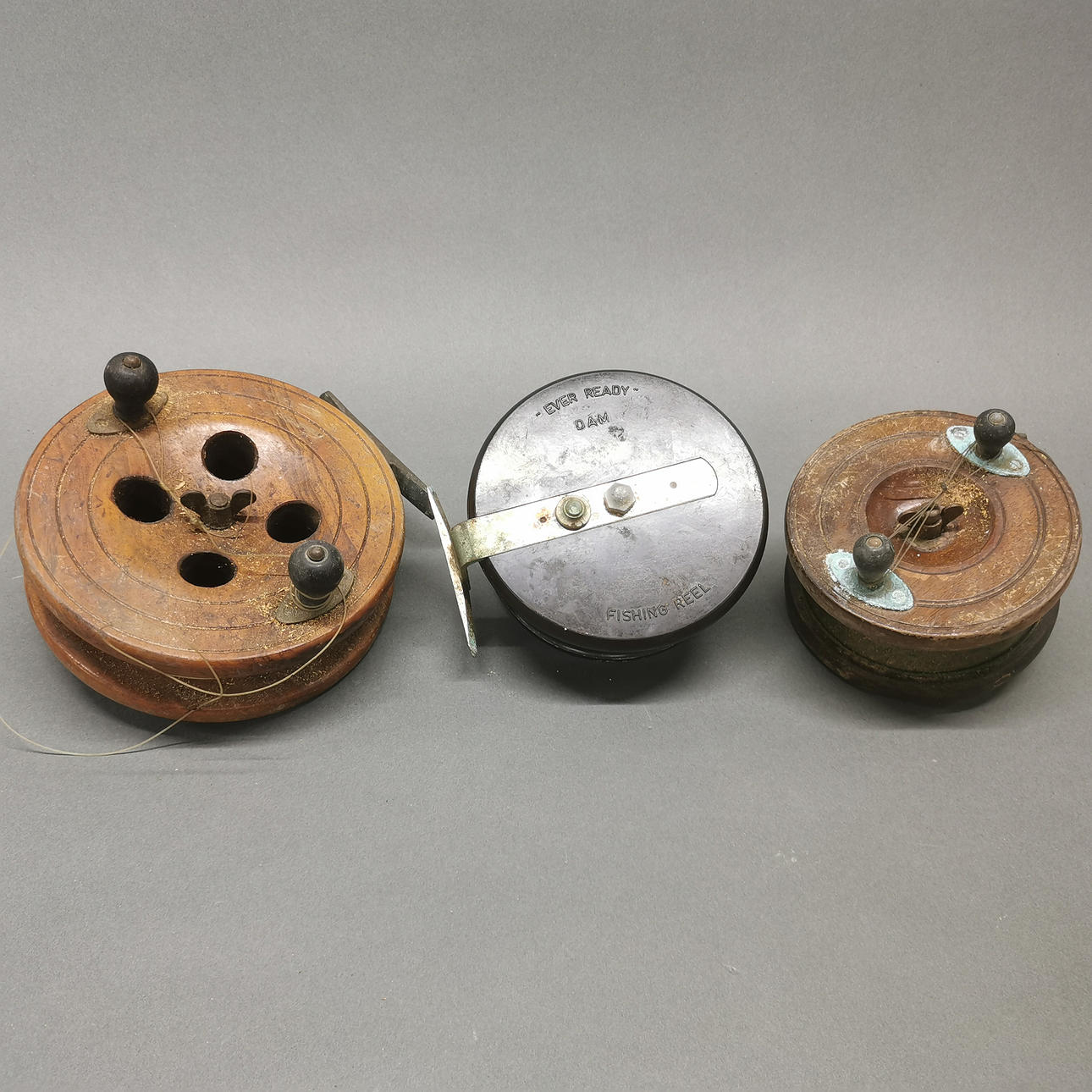 TRE ANTIKKE FISKERULLER.