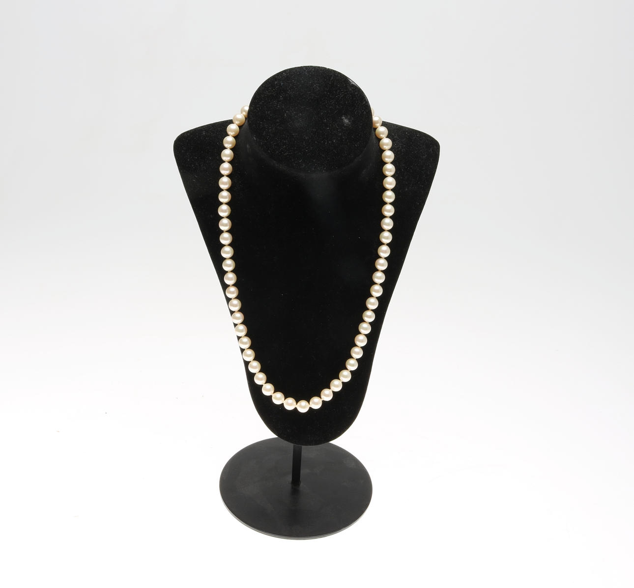 PÄRLCOLLIER med silverlås.