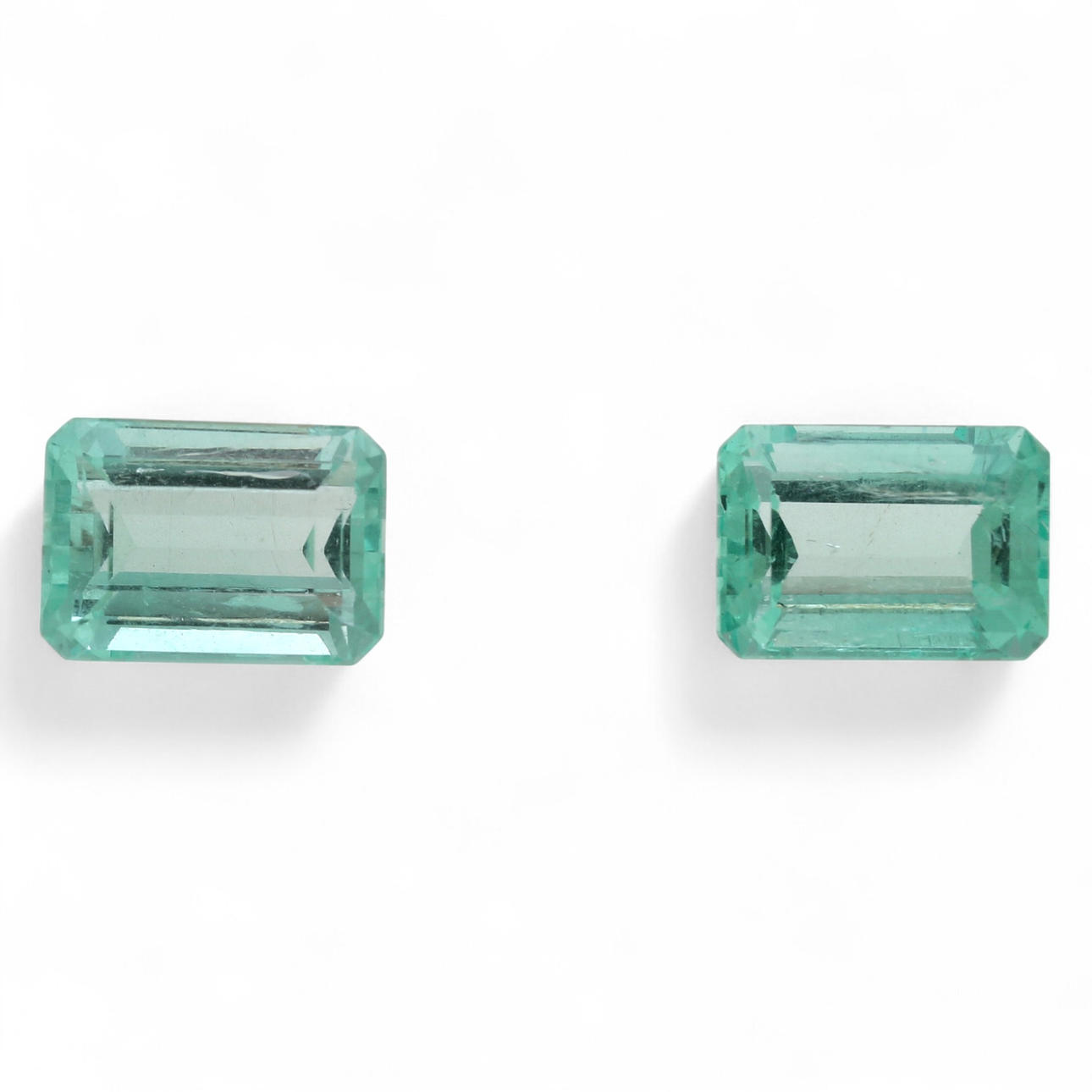 Dos esmeraldas sin montar.