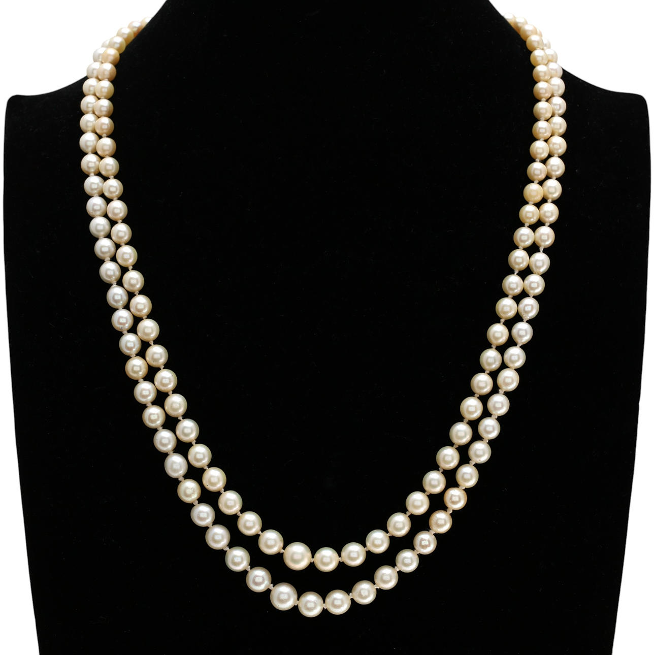 Two-row pearls choker with gold and diamonds clasp, mid 20th Century.