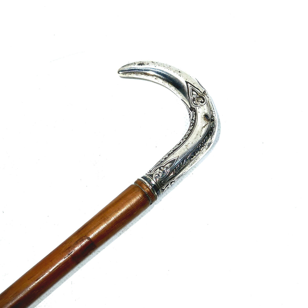 Vandrestok med mejslet sølvhåndtag. Rodtrærør.