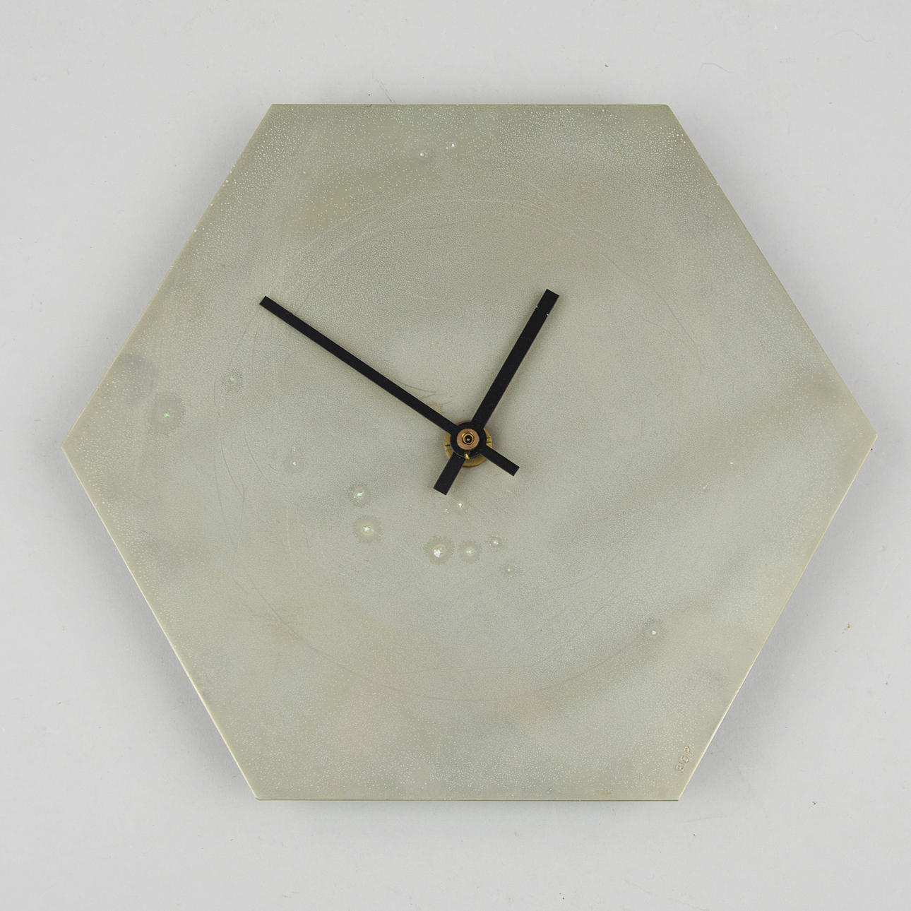 VÄGGUR, metall, design Sigurd Persson.