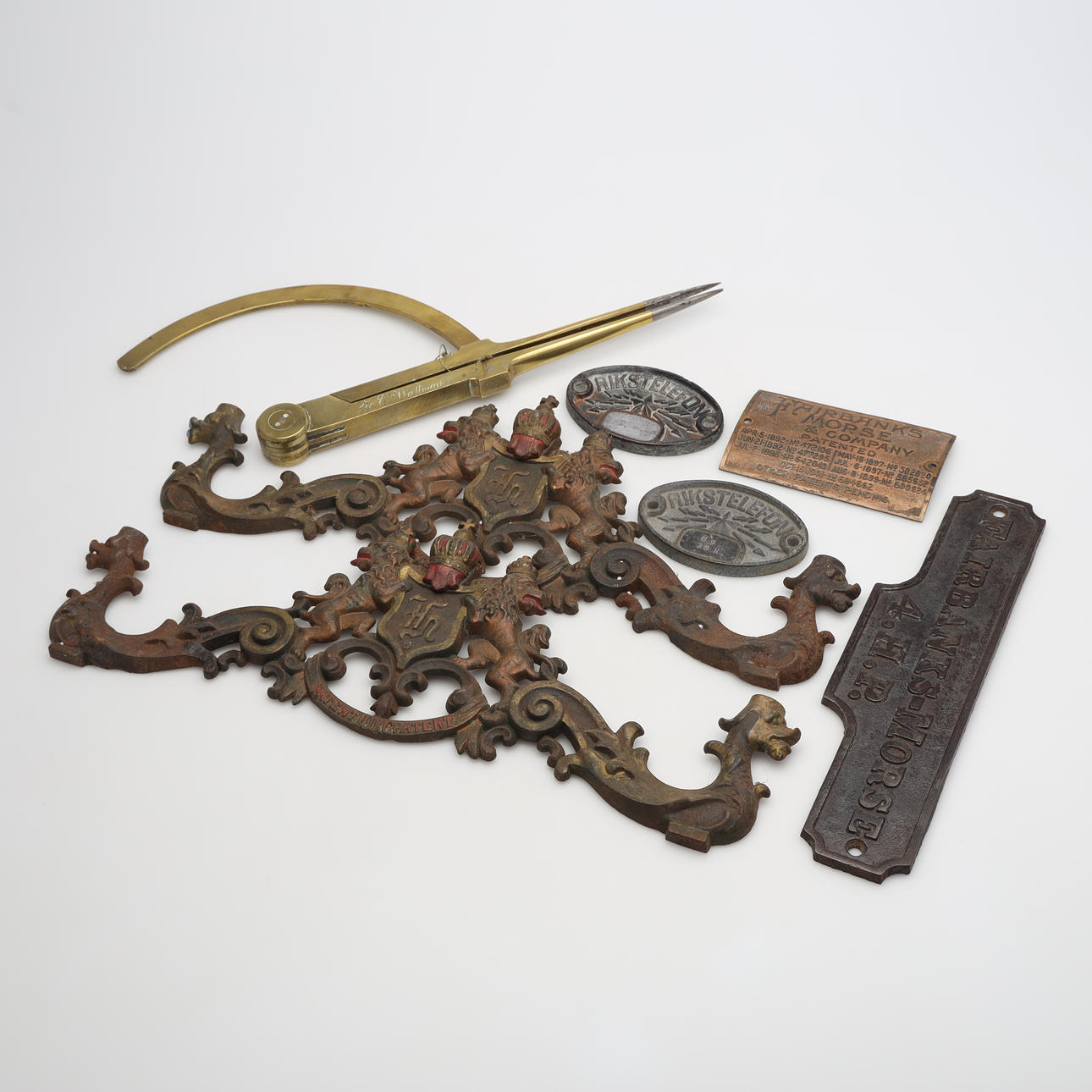 METALLGEGENSTÄNDE, 7 Stück, einschließlich Schilder.