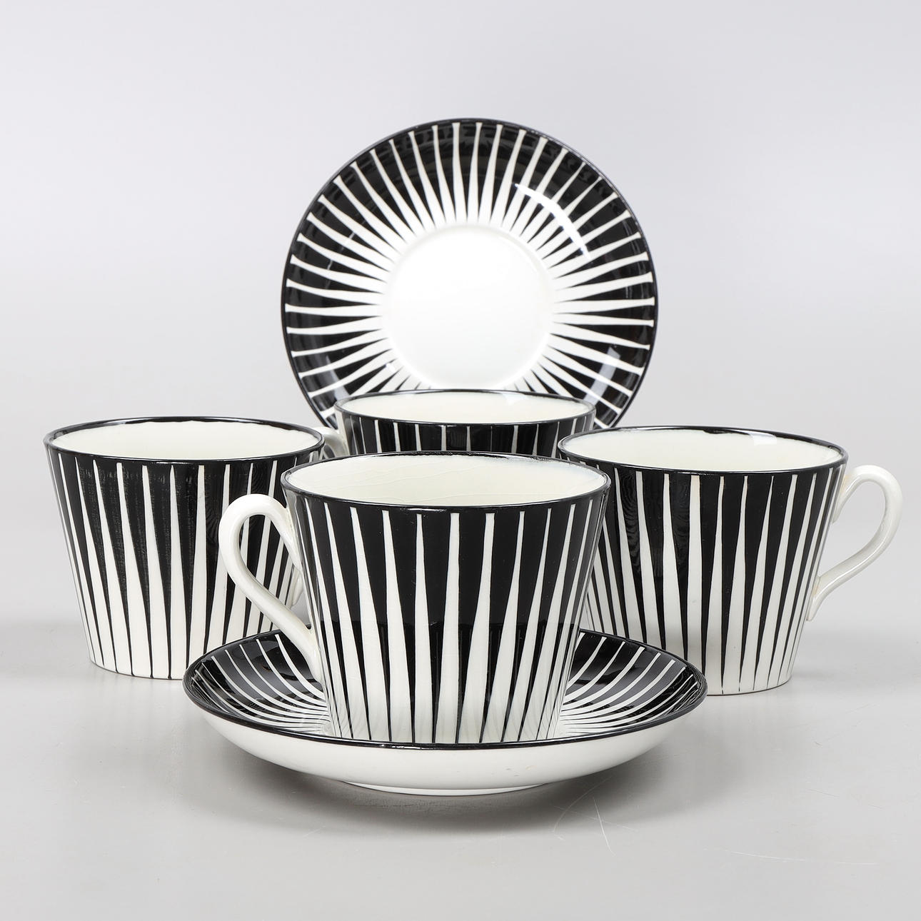 EUGEN TROST. Tekopper med underkopper, „Zebra“, Gefle, 1950'erne.