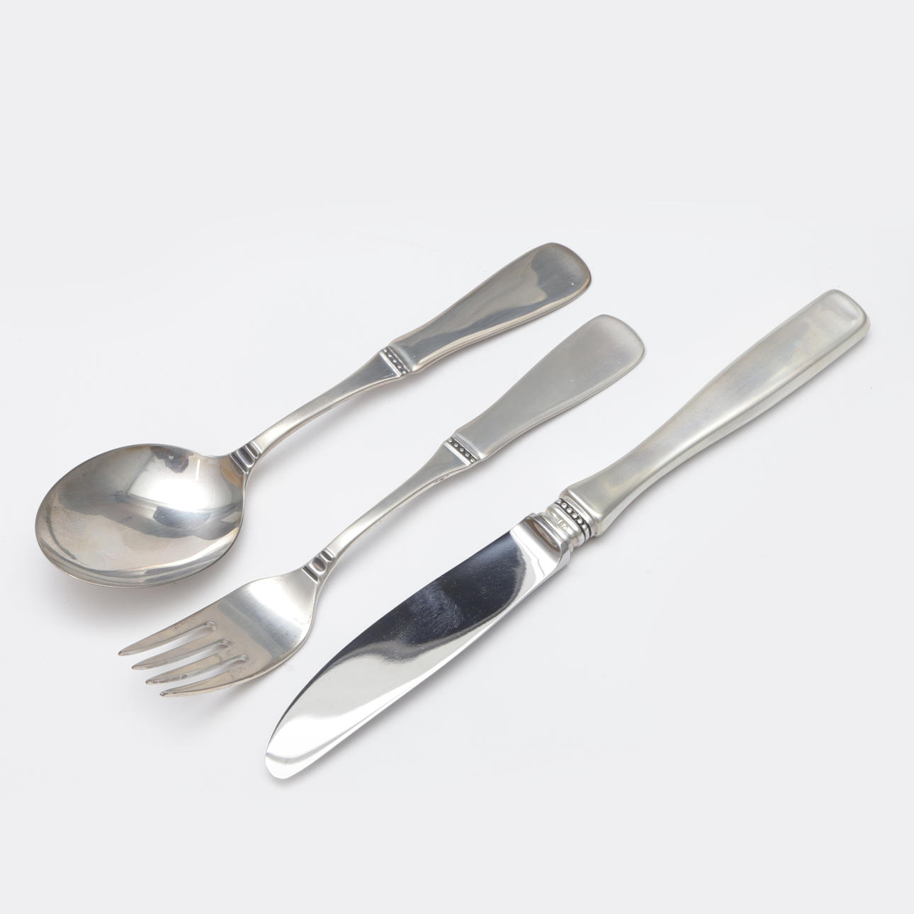 Un total de 24 cubiertos de plata.