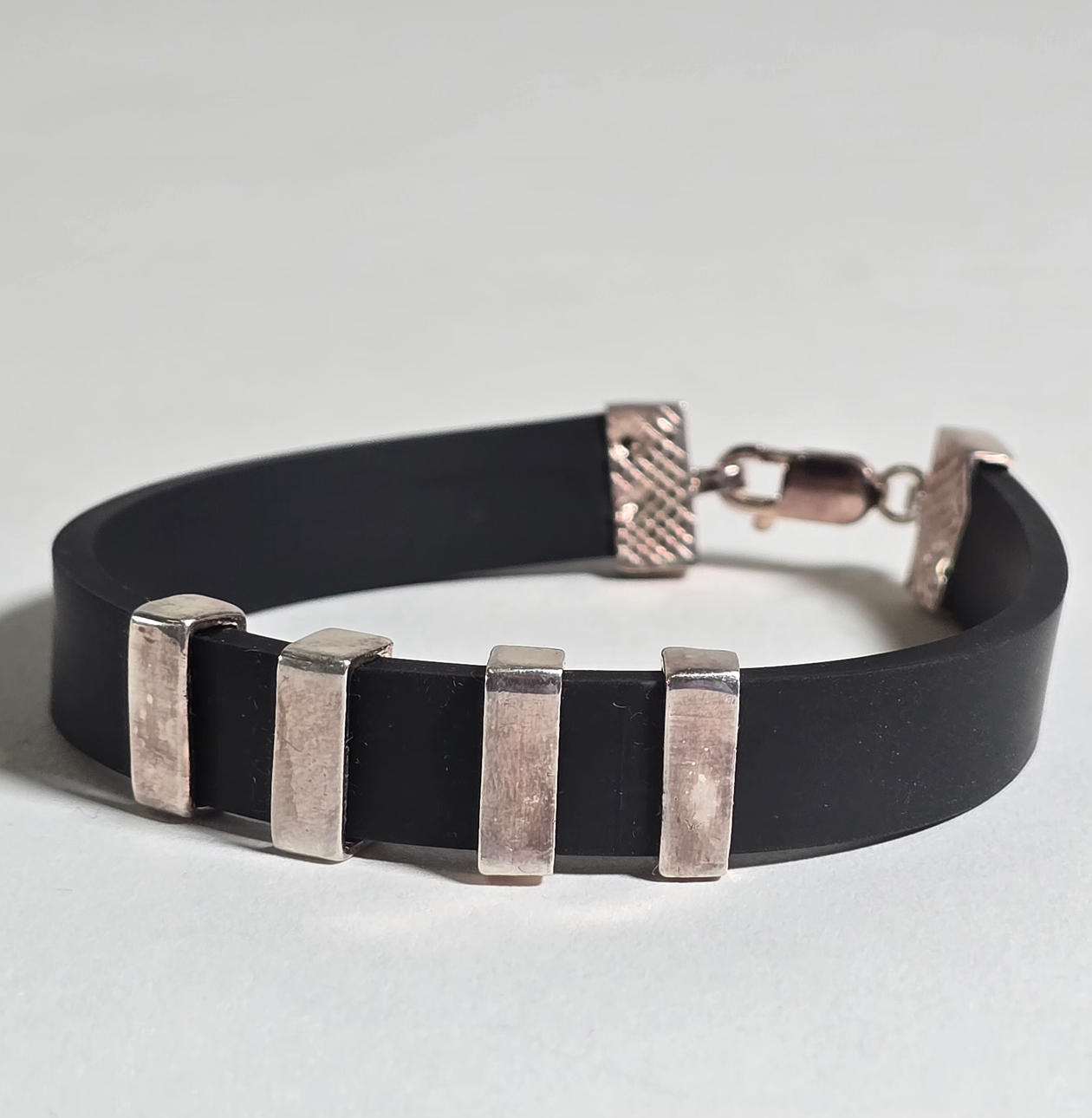 RUBBER AND SILVER METAL BRACELET.