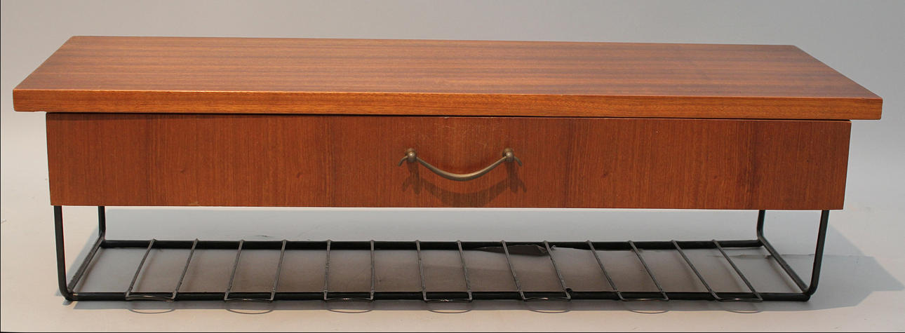 NISSE STRINNING. Stringhylla med plastöverdragen ståltråd som underrede.