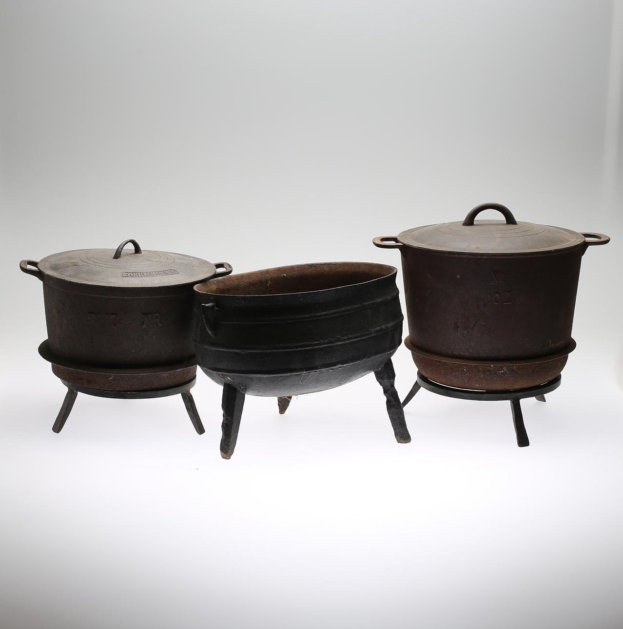 GRYTOR, 3 st, gjutjärn, bl a Norrahammar, 1800-/1900-tal.