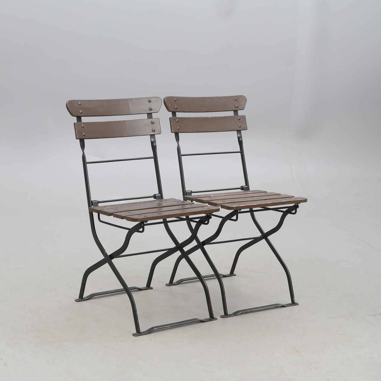 Ein Paar Gartenstühle, Hillerstorp „Der Gastronom“.