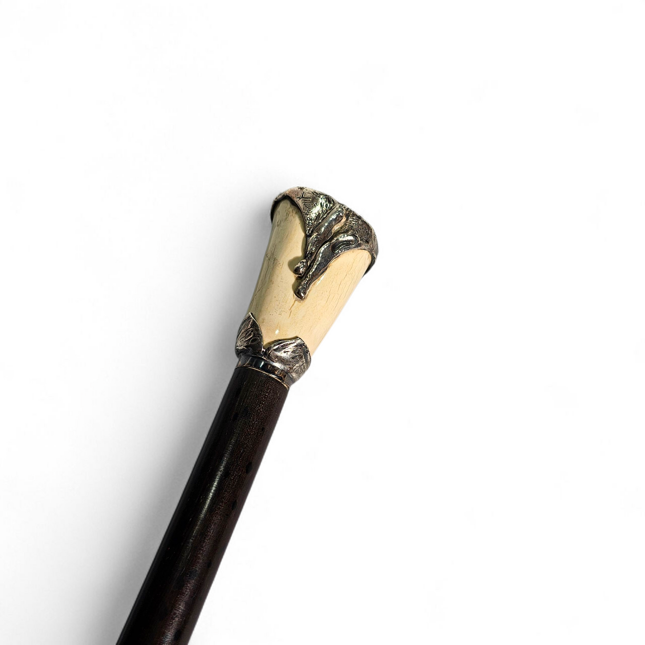 Vandrestok med knogle og sølvhåndtag.