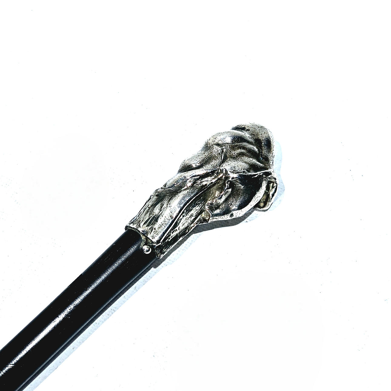 Kävelykeppi hopeanvärisellä nupilla.