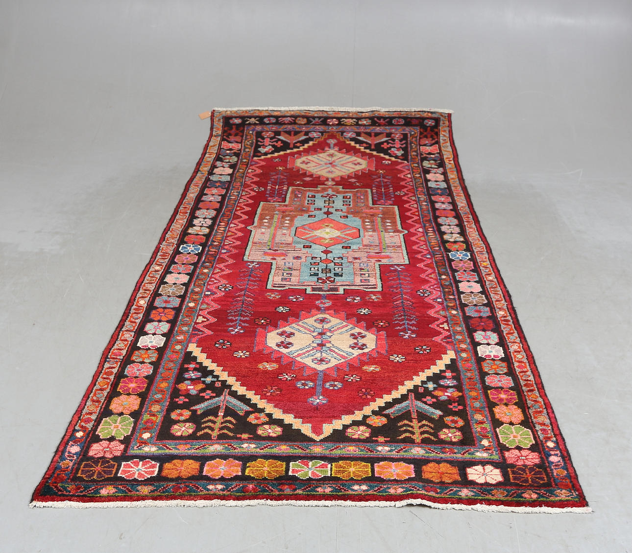 EIN TEPPICH, orientalisch, ca. 275x135 cm.