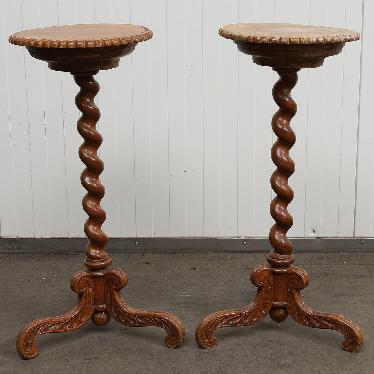 To træpiedestaler, 20. århundrede.