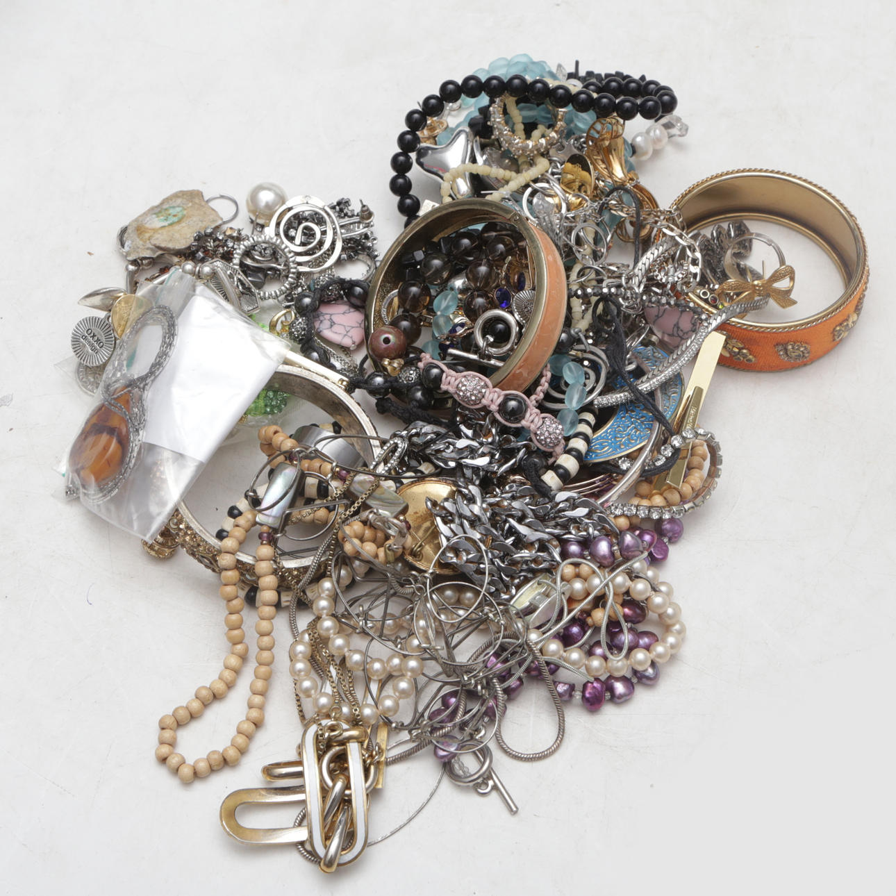 BIJOUTERIE, stor mængde.