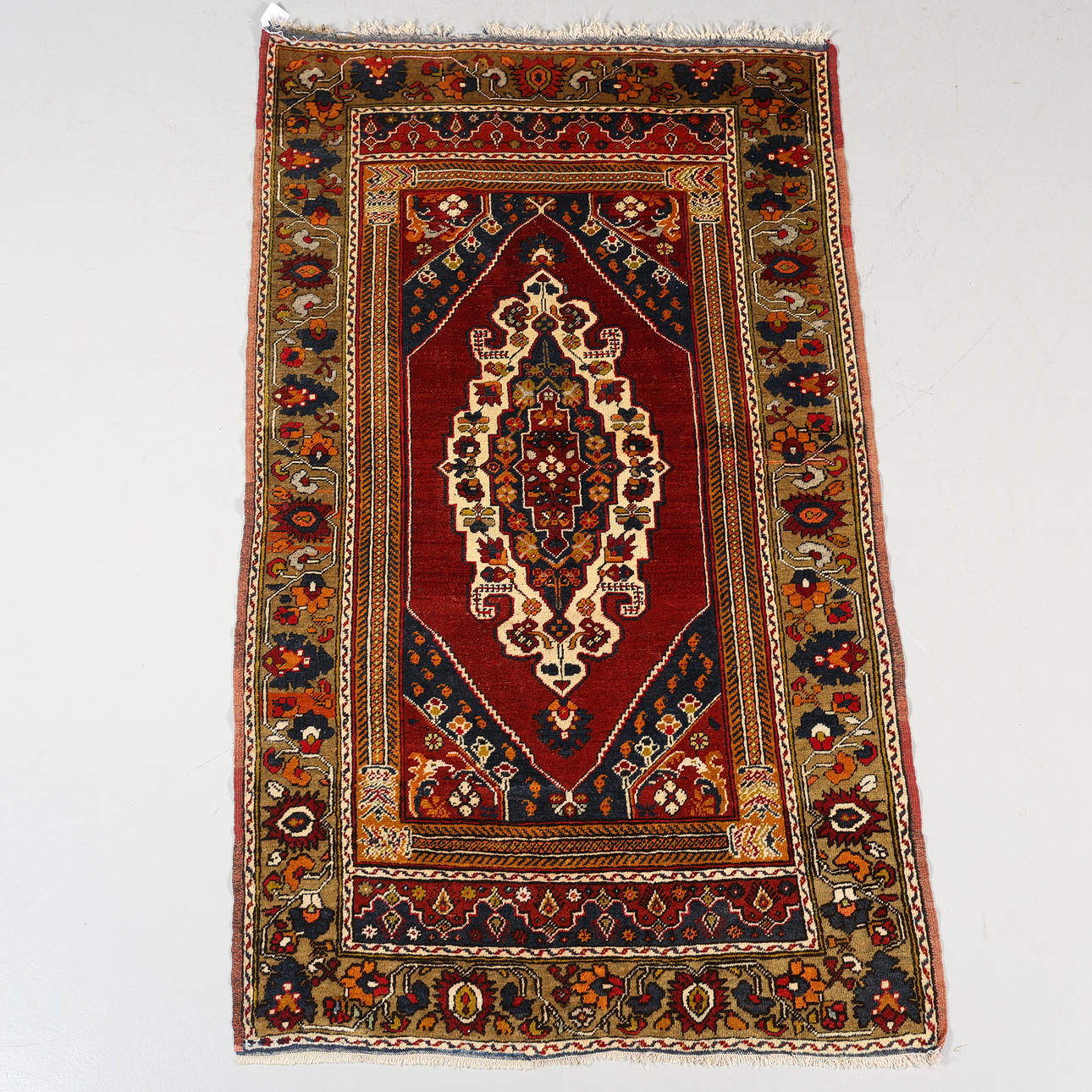 Ein Orientteppich, handgeknüpft. 205 x 119 cm.