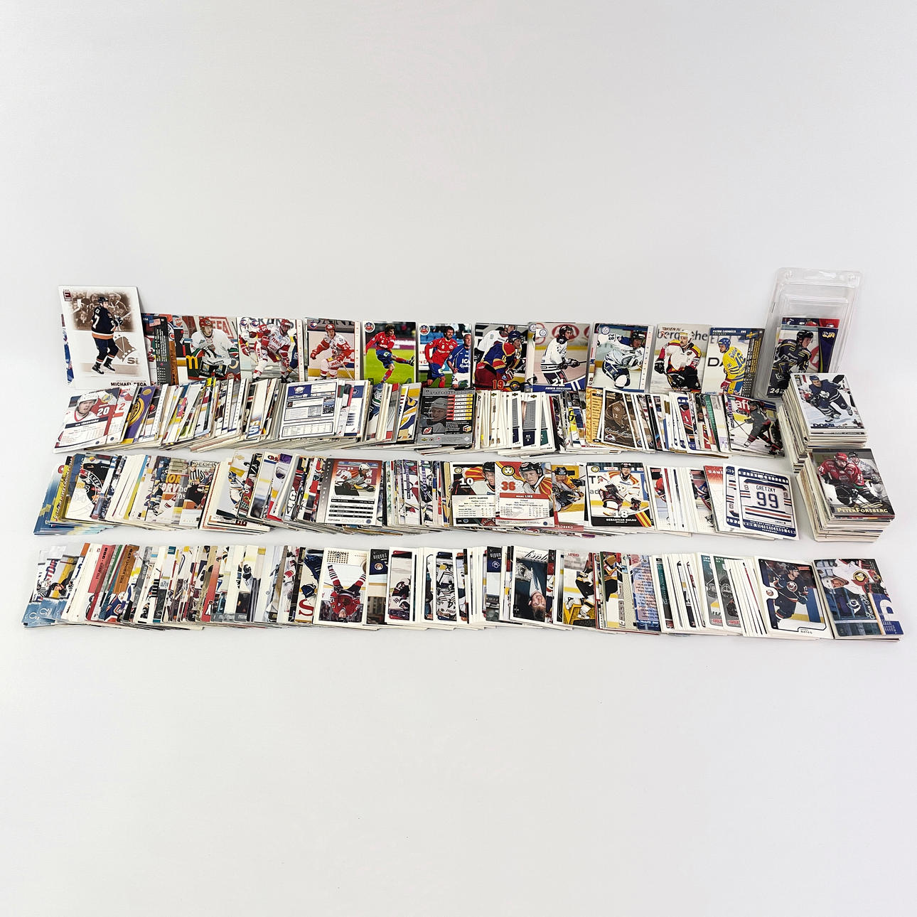 PALJON JÄÄKIEKKOKORTTEJA, 2 laatikkoa.