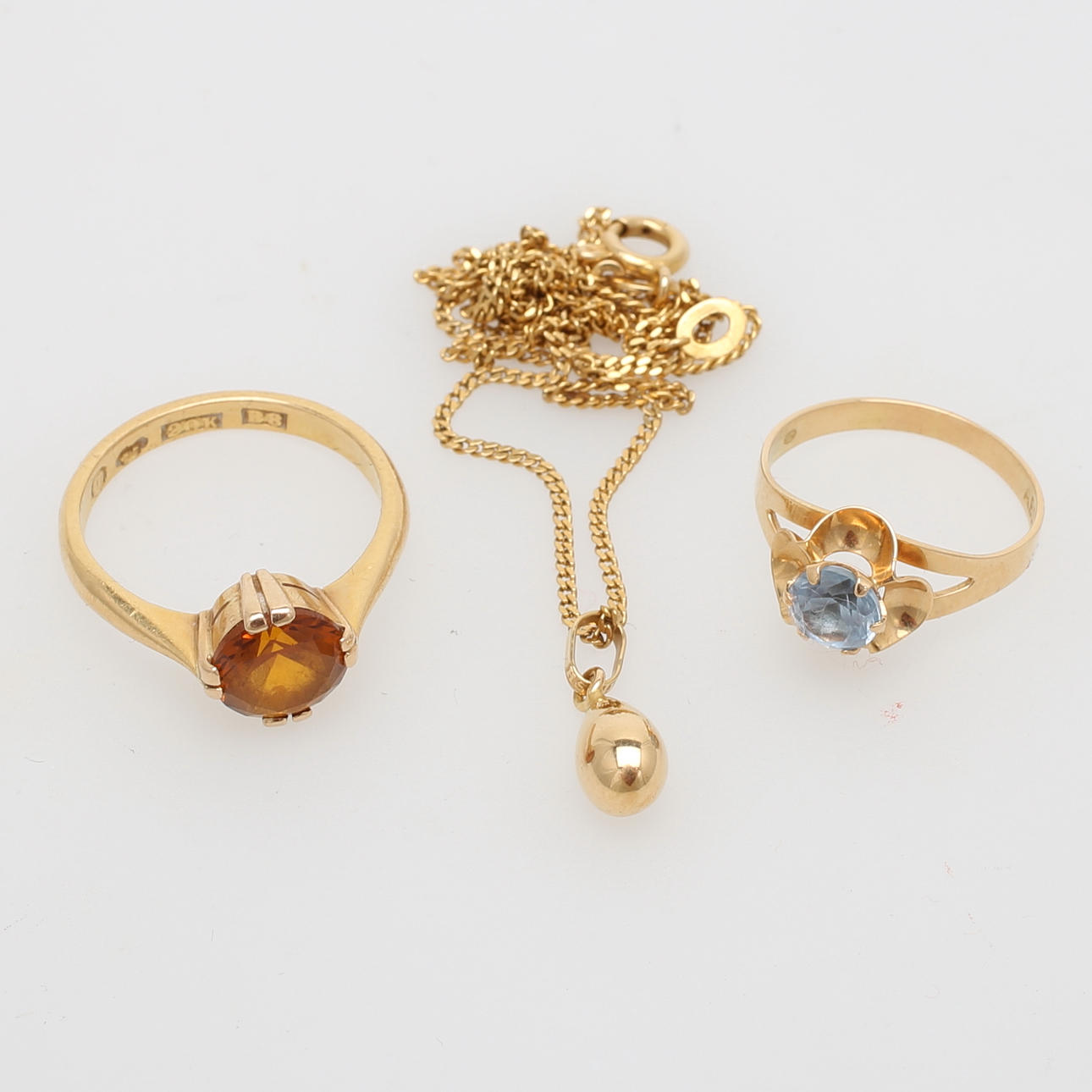 RINGAR, 2 st samt HALSKEDJA med HÄNGE, guld 20k och 18K, totalvikt 8,3 gram.