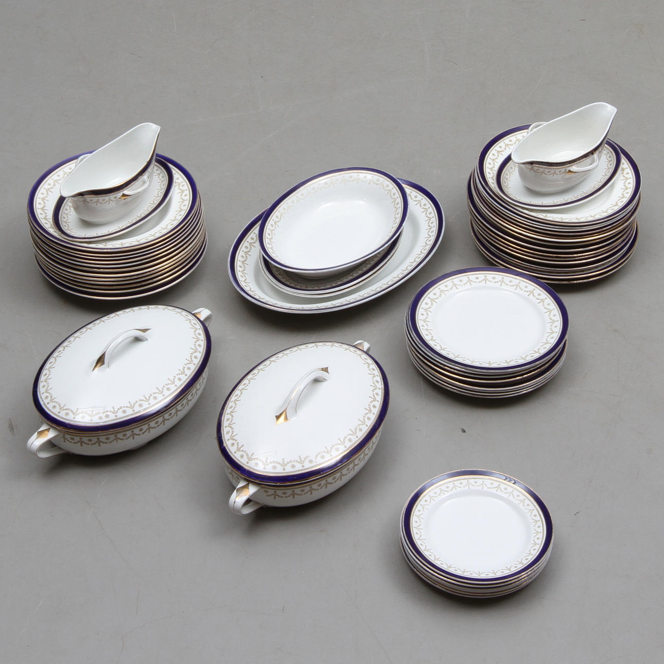 MATSERVIS, 49 delar, porslin, Gustavsberg för firma Ferdinand Lundquist, Göteborg, 1900-talets första hälft.