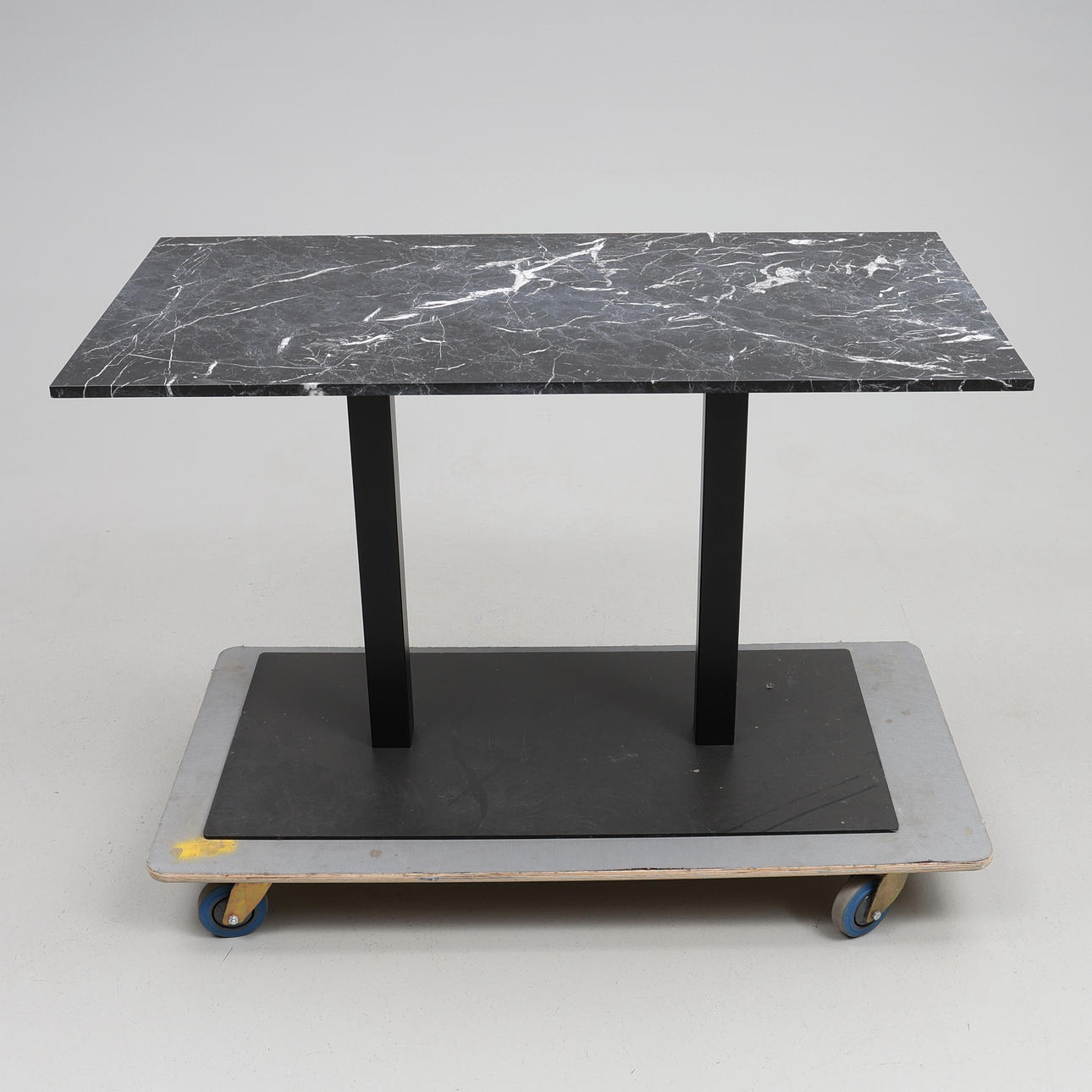 BORD. Cafebord, kunstforsyninger, metalbase.