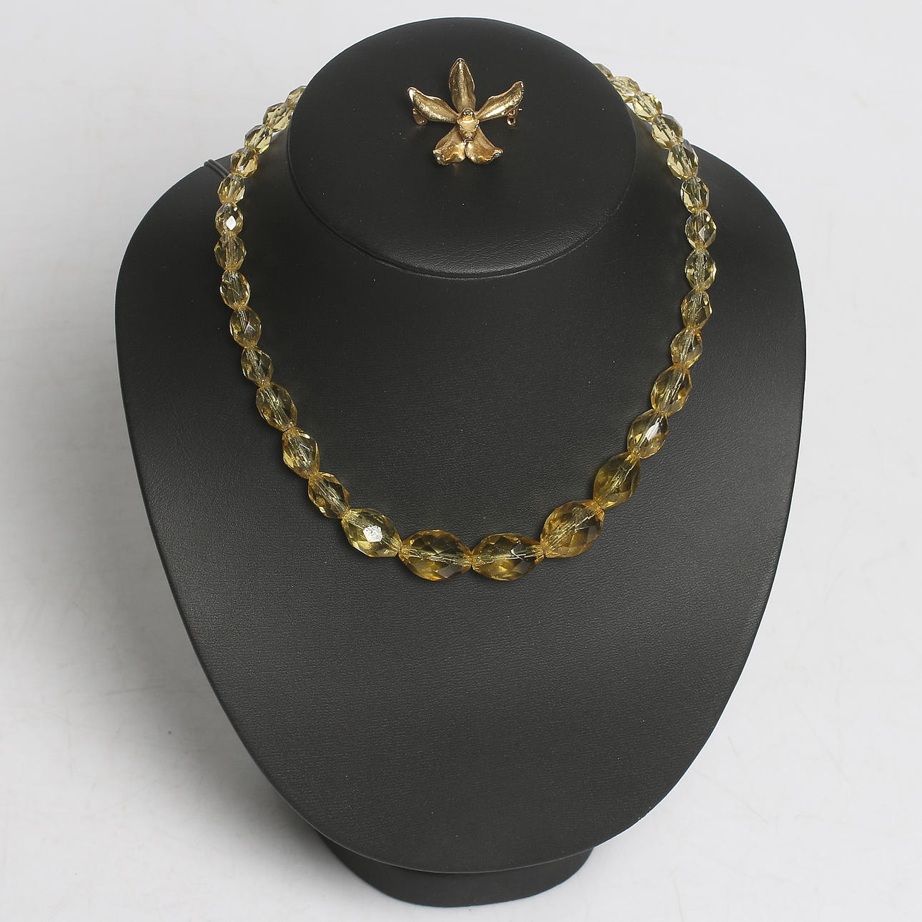 HALSBAND och HÄNGE, 2 delar, citriner och 22k gulpläterad metall, 1900-tal.