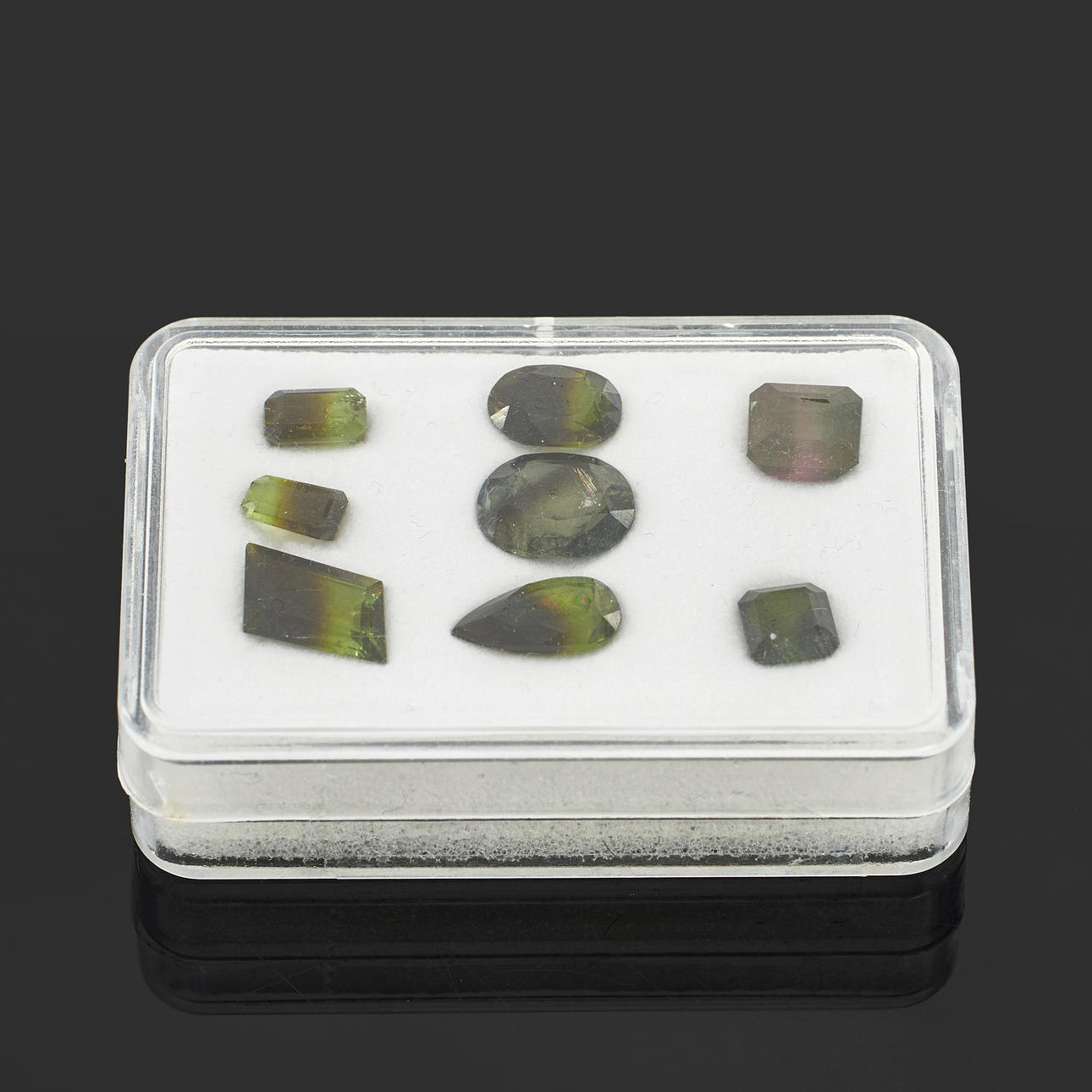 TURMALIINIT, 8 kpl, ”parti color” kelta-vihreä, ruskea ja vaaleanpunainen vihreä, ”vesimeloni”, yhteensä n. 15.35ct.