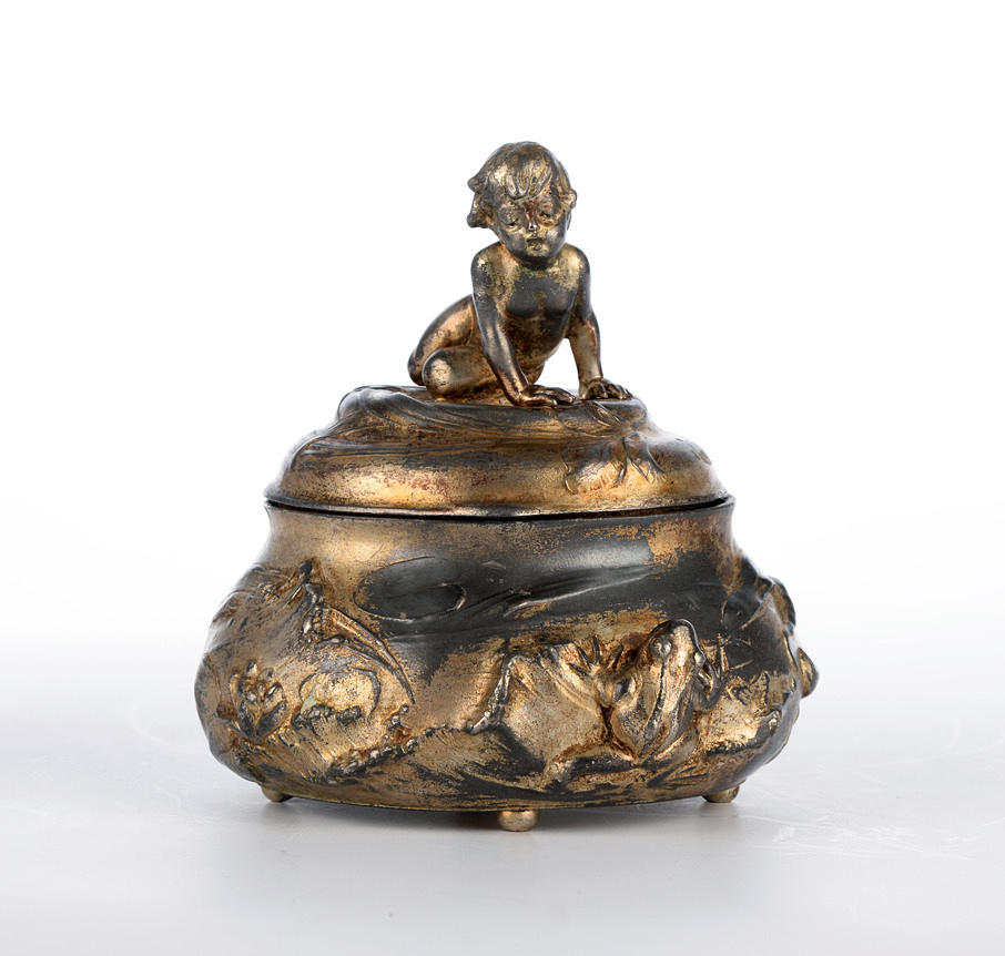 WÜRTEMBERGISCHE METALLWARENFABRIK, WMF. Cupids knopp tenn, vägg med skulpturala sjö landskap.