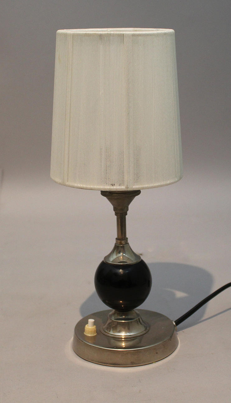 BORDSLAMPA, metall och trä. 1950-tal.